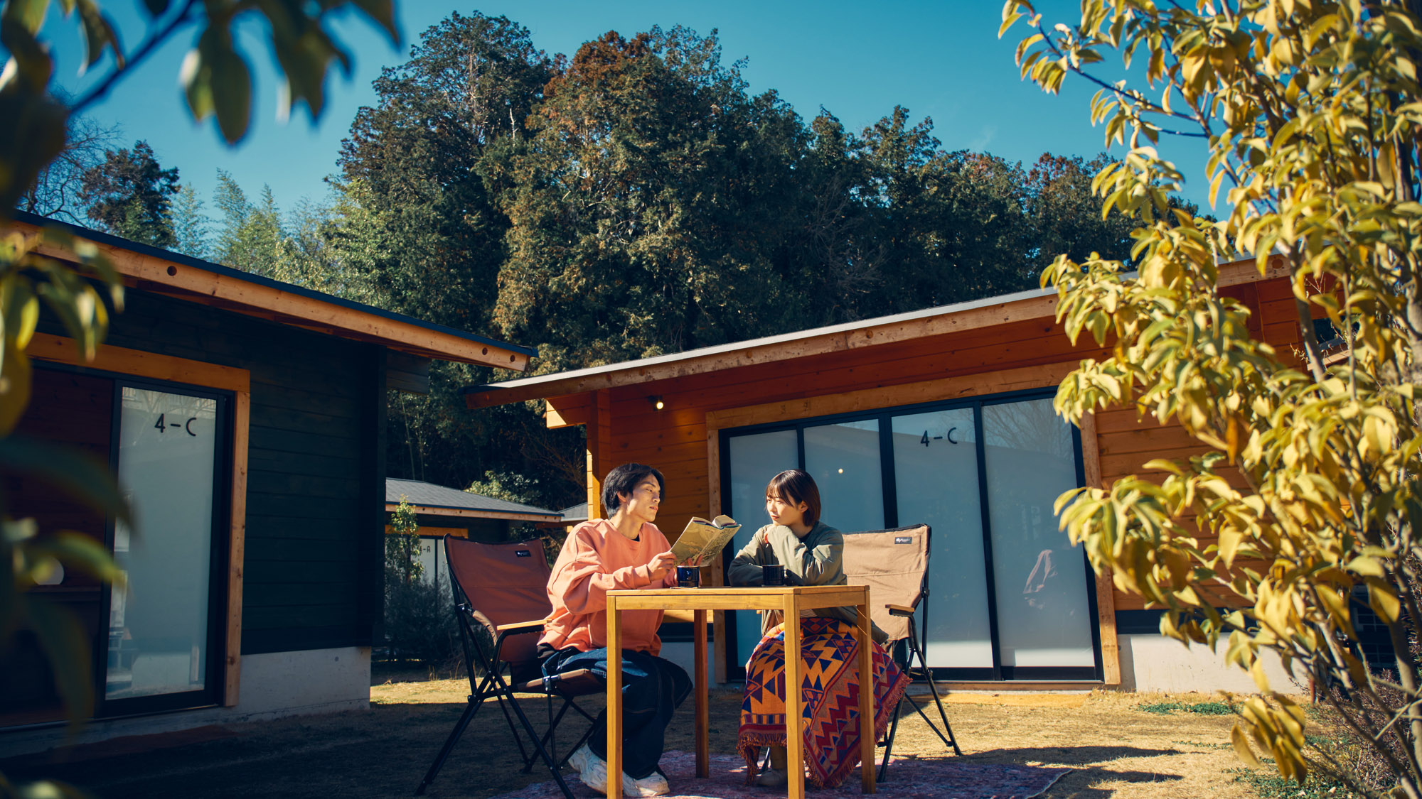 自然に囲まれた空間で読書を楽しむ、贅沢なひととき。