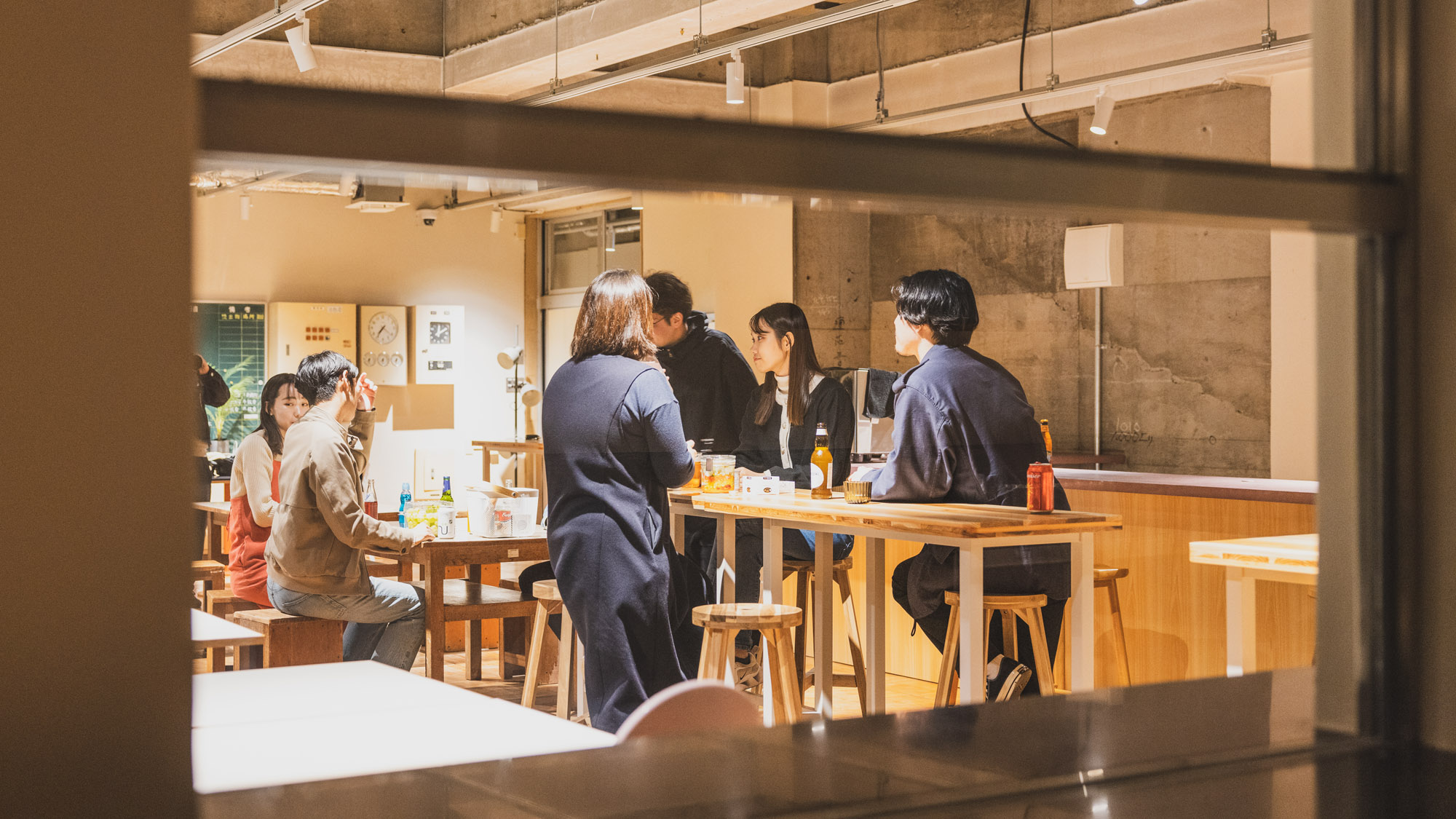 学校の教室で仲間と語らう夜。ノスタルジックな雰囲気に心ほぐれる時間。