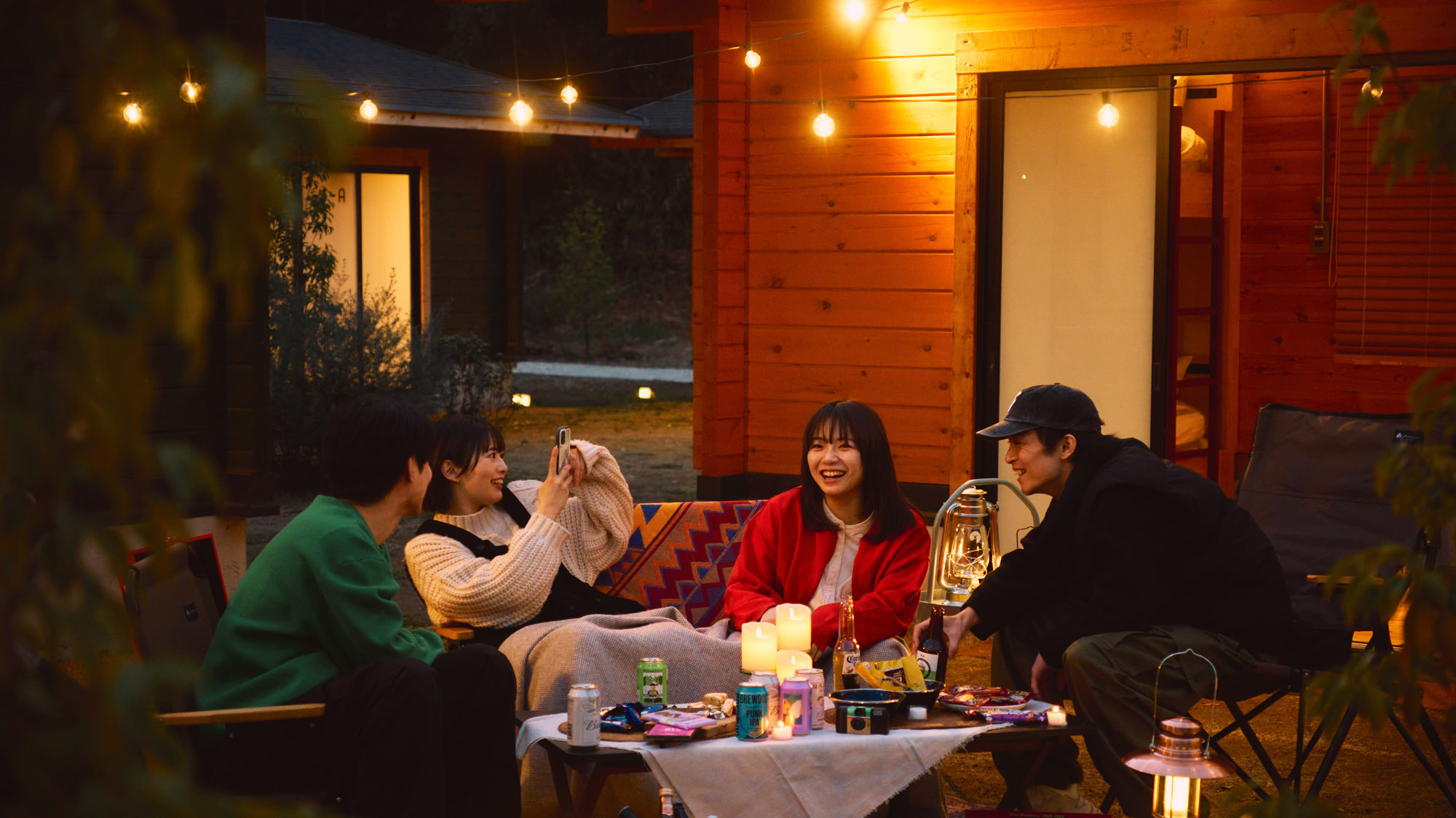 キャンドルの灯りと笑顔に包まれる、リラックスした夜の時間。