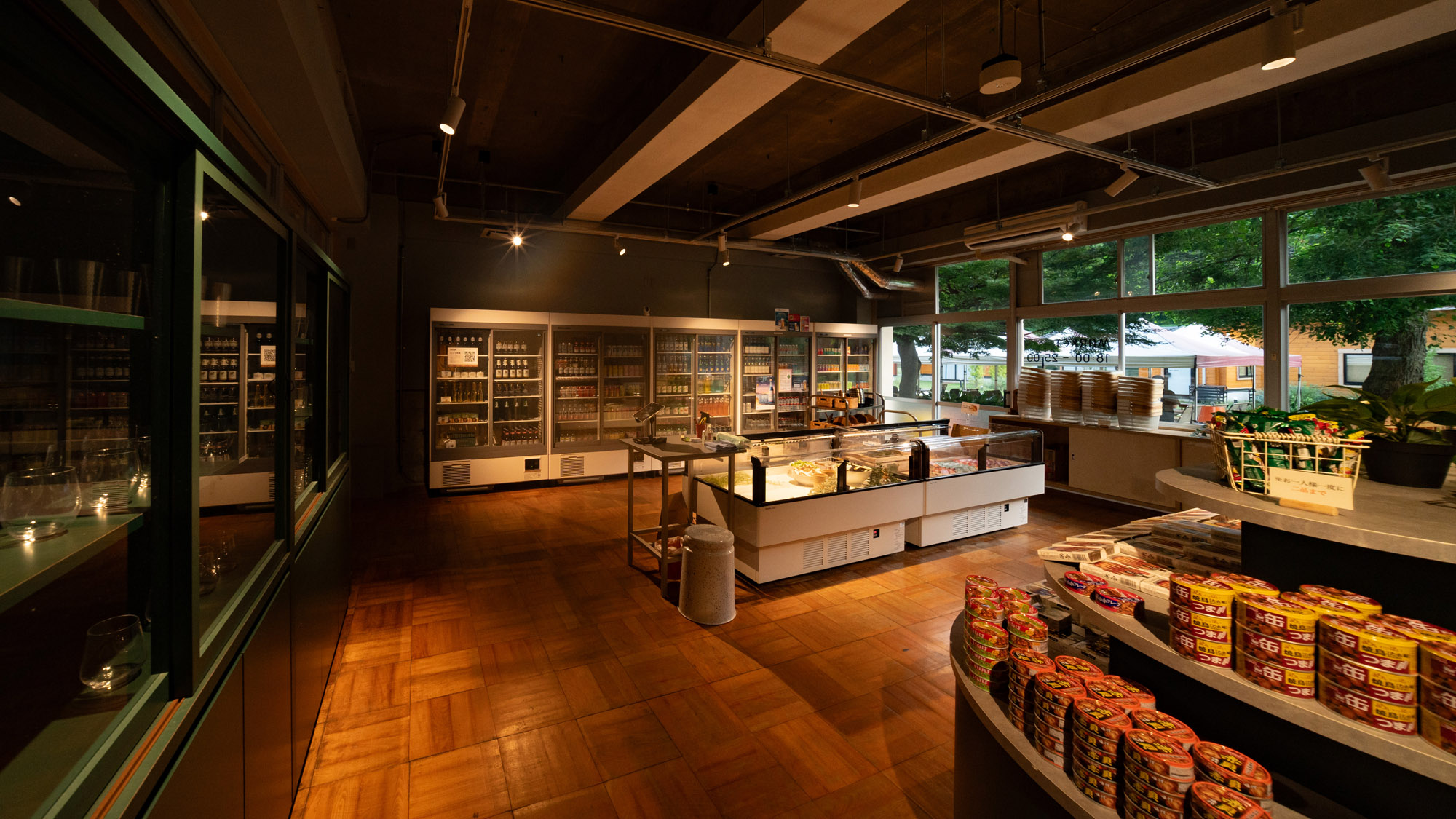 地元食材やお菓子が揃うマーケット。夜の営業で、滞在中いつでも気軽に立ち寄れます。