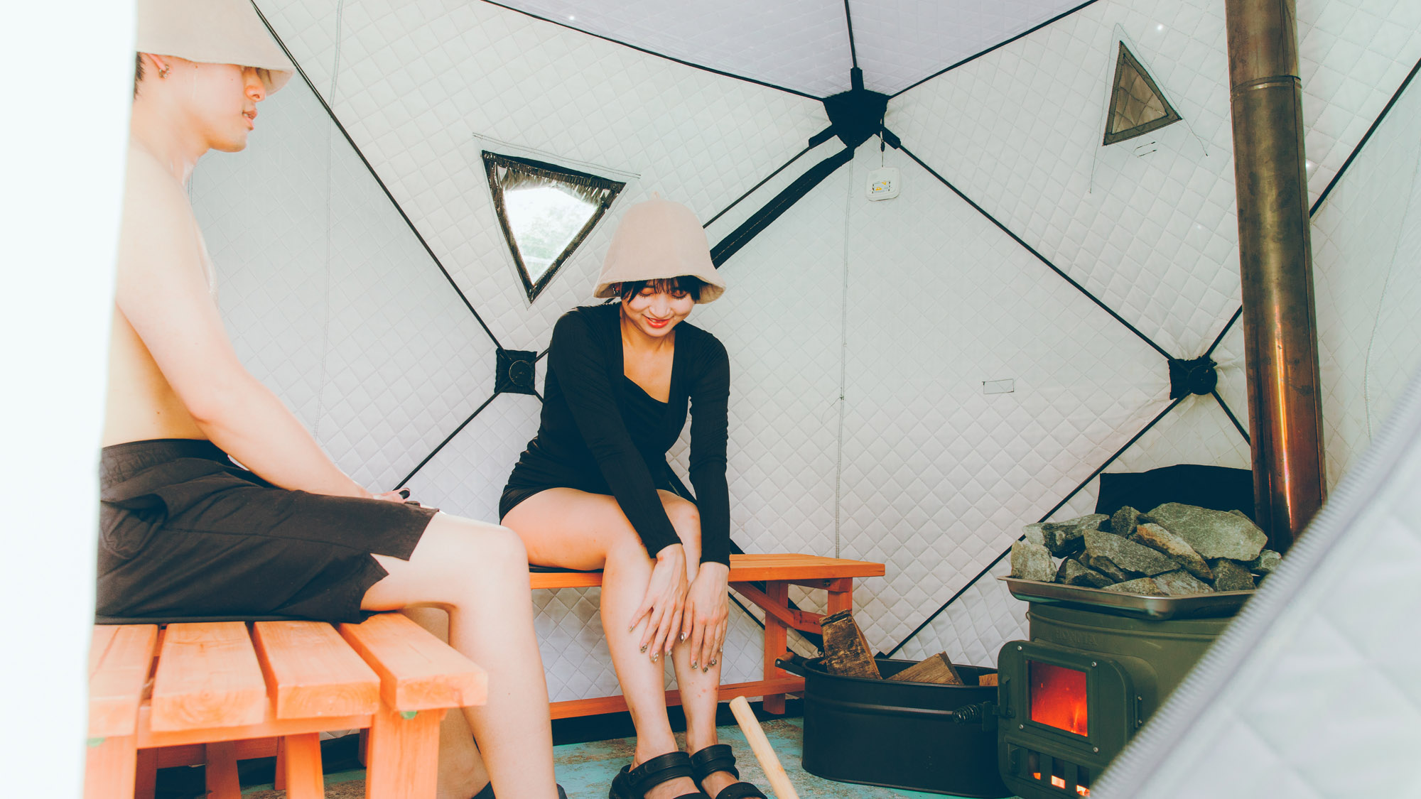 薪ストーブのやわらかな熱に包まれる、贅沢な外気浴のひととき。