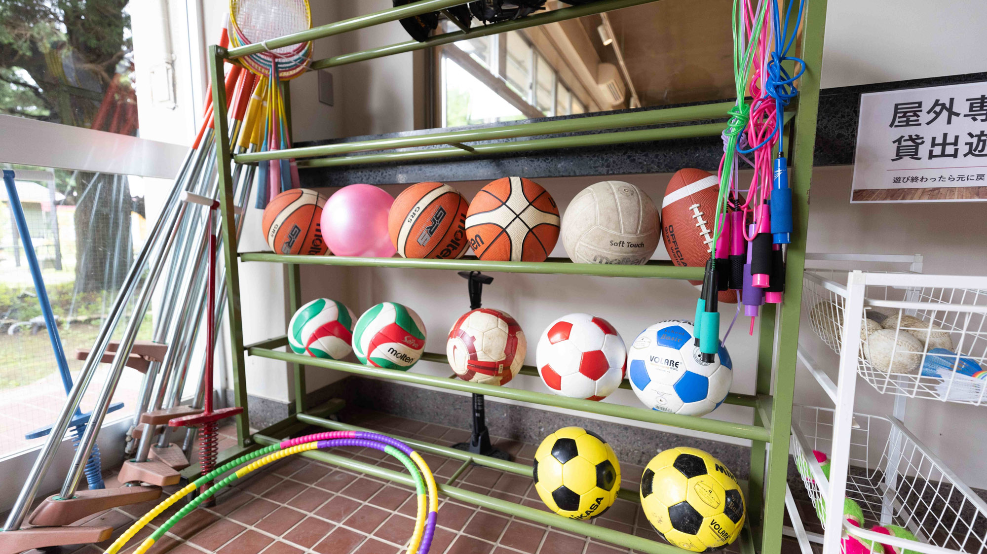 遊具は自由にレンタルOK！バスケやバレーで体を動かしてリフレッシュ。