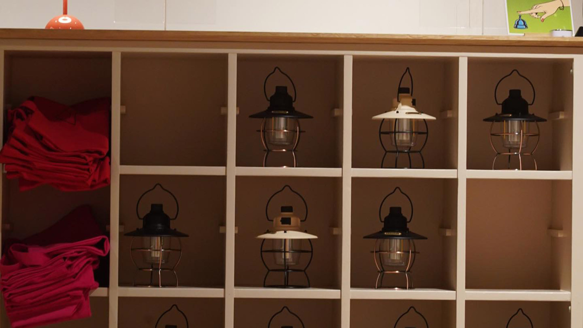 夜のお散歩に便利なランタンの貸し出しも。やさしい灯りが非日常を演出。