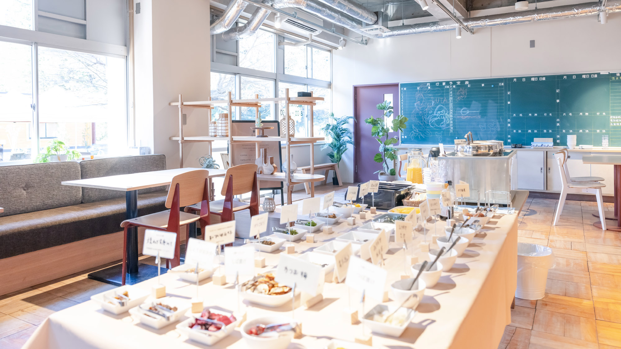 一日を元気にスタート！やわらかな朝の光に包まれた朝ごはん。