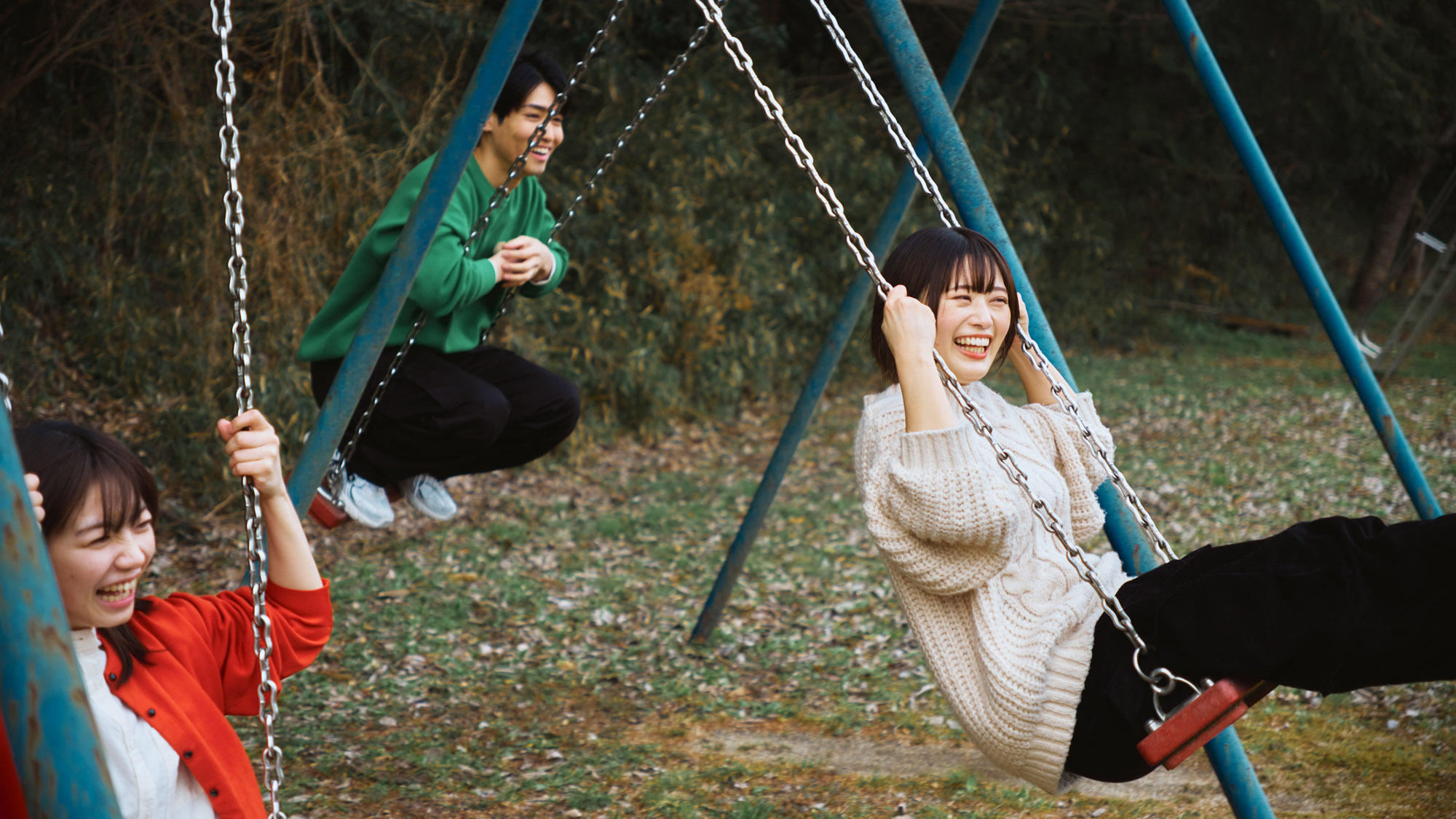 童心に帰ってブランコ遊び。大人も思わず夢中に。