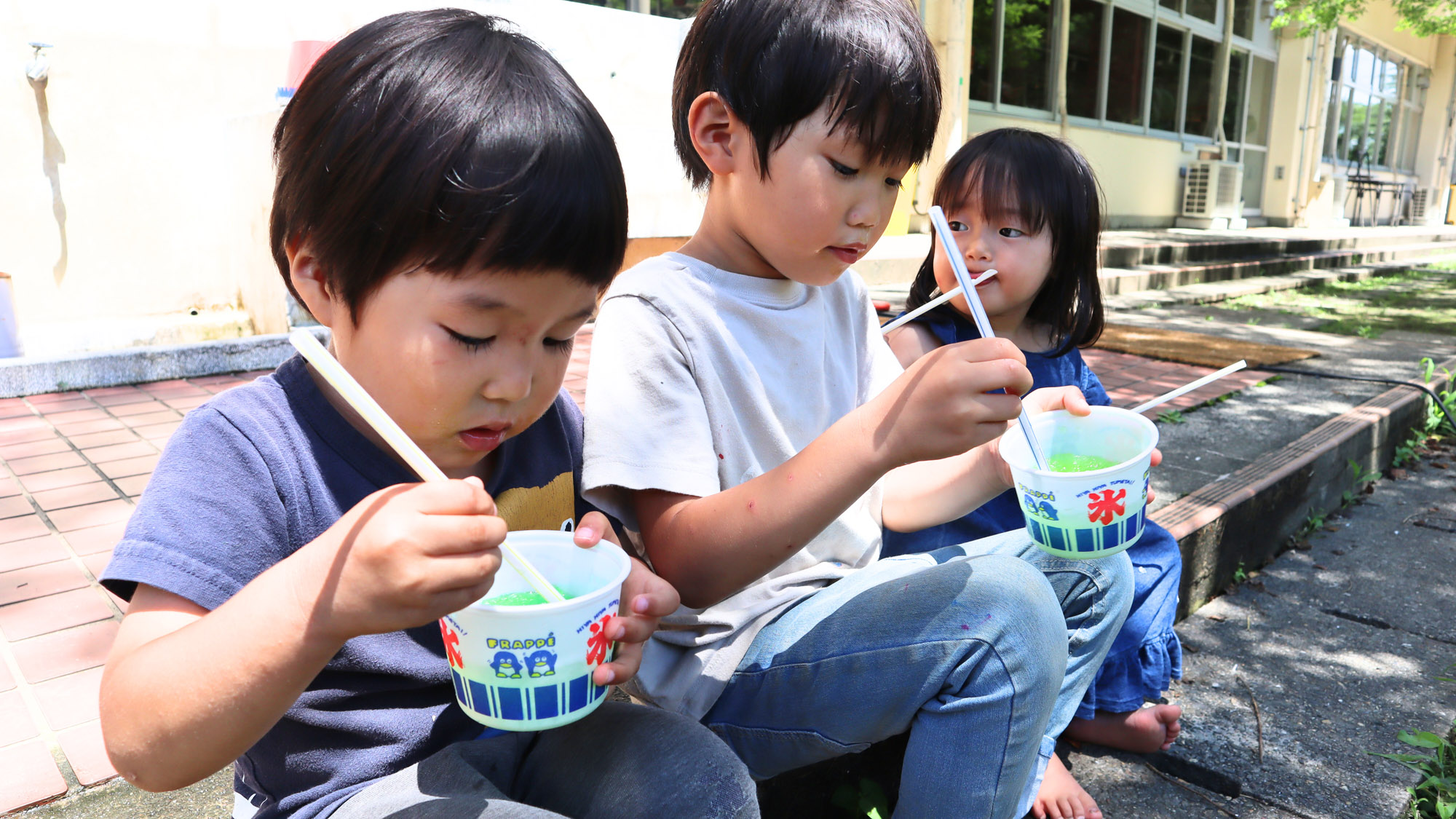 懐かしい校庭で味わう、夏休みのひとときと冷たいごほうび。