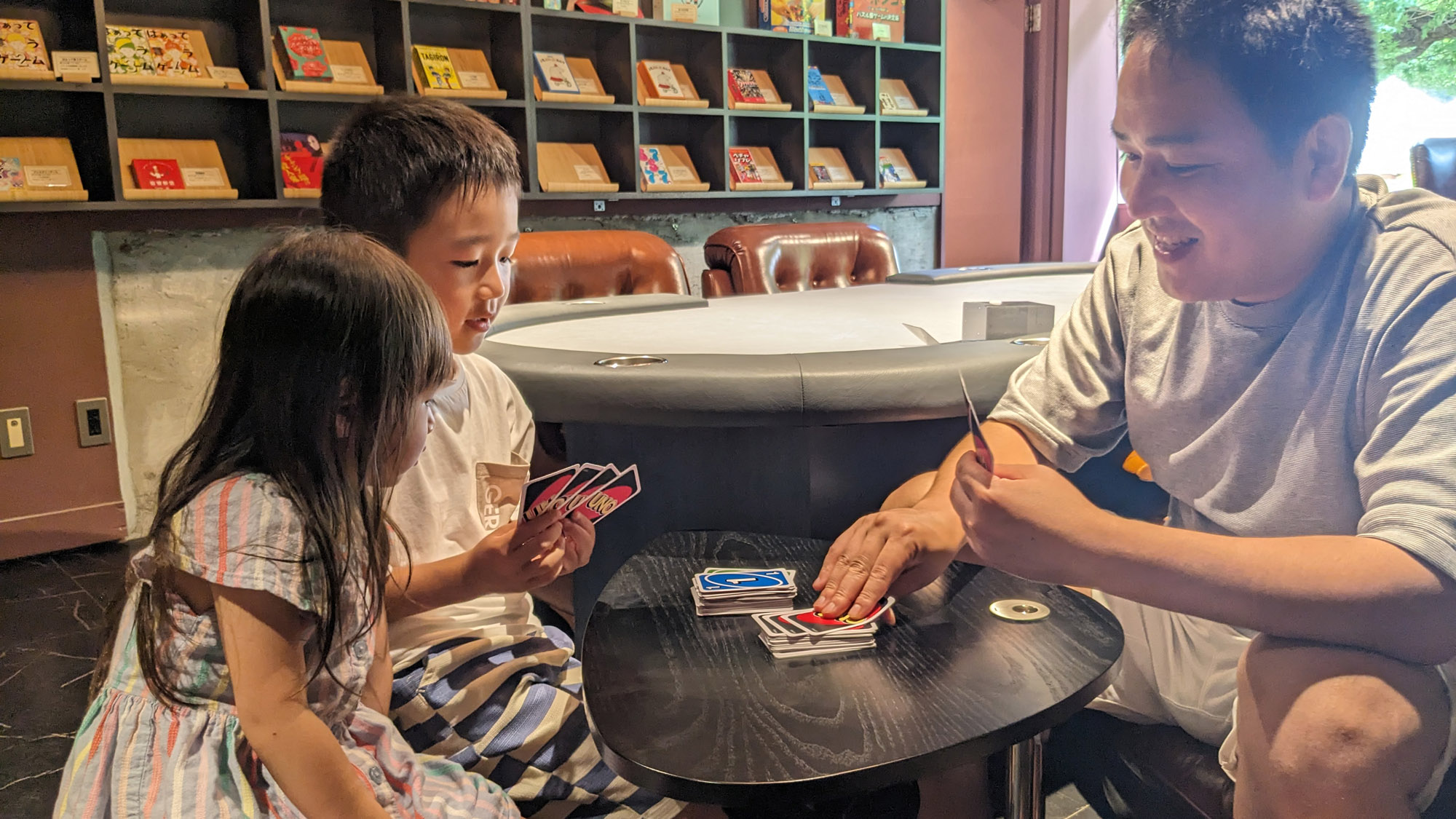 家族みんなでUNOタイム。笑い声が絶えないファミリーゲーム。