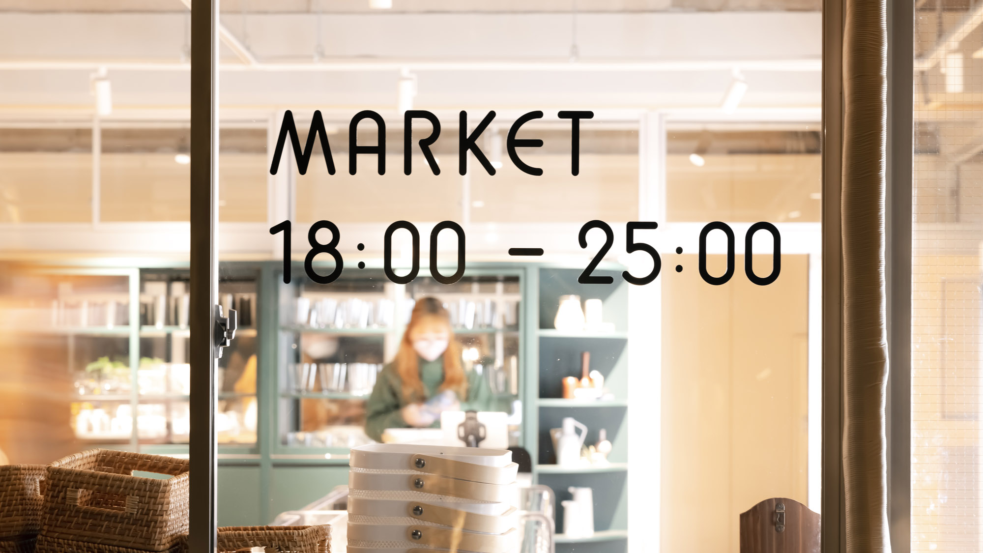 マーケットは25時まで営業。夜のひとときを楽しむための頼れる味方です。