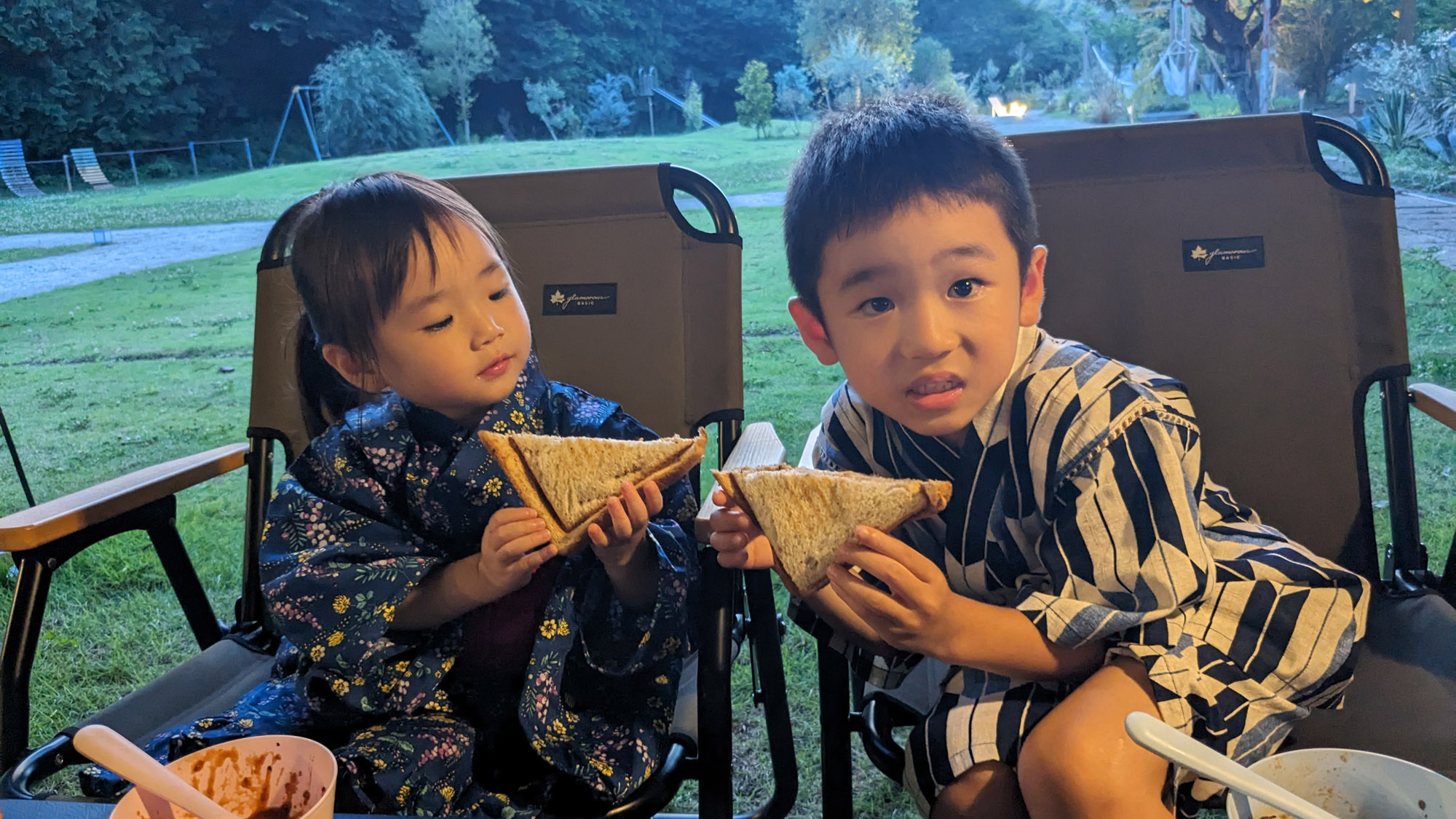 浴衣姿でアウトドアごはん。初めての体験に笑顔がはじけます。