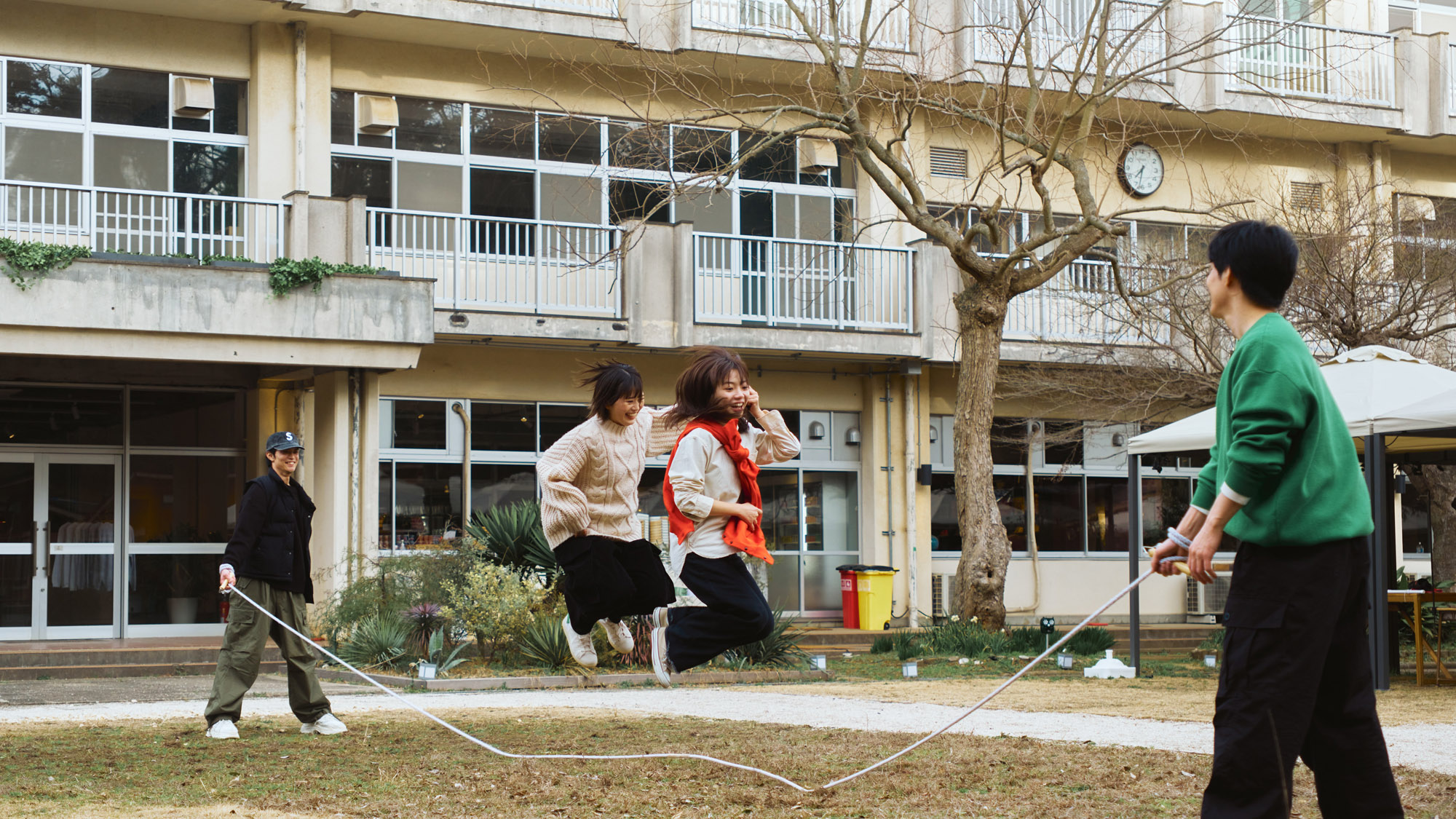 みんなで縄跳びチャレンジ。笑い声が響く校庭。