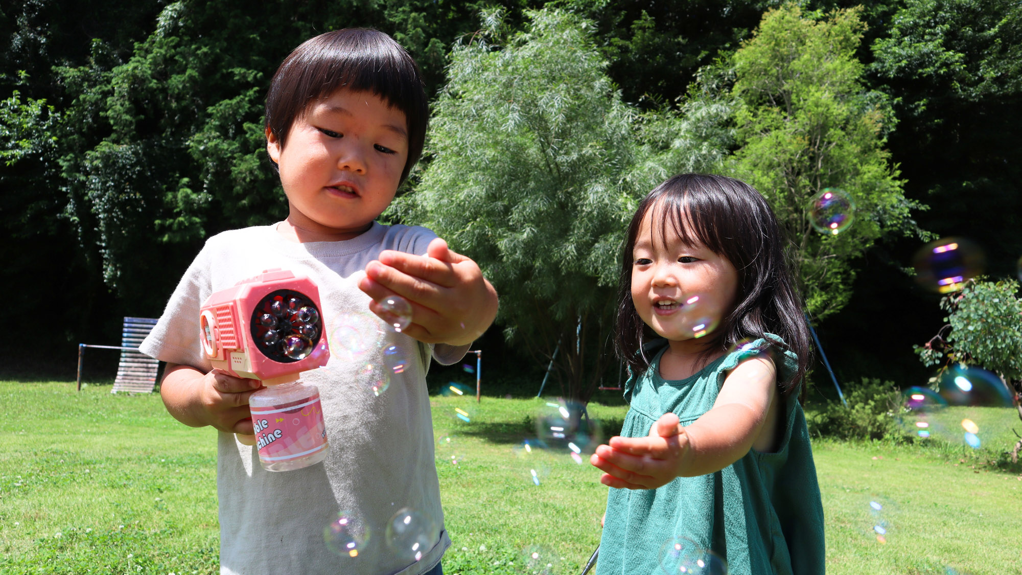 シャボン玉を追いかけて、夏休みの思い出をつくろう。