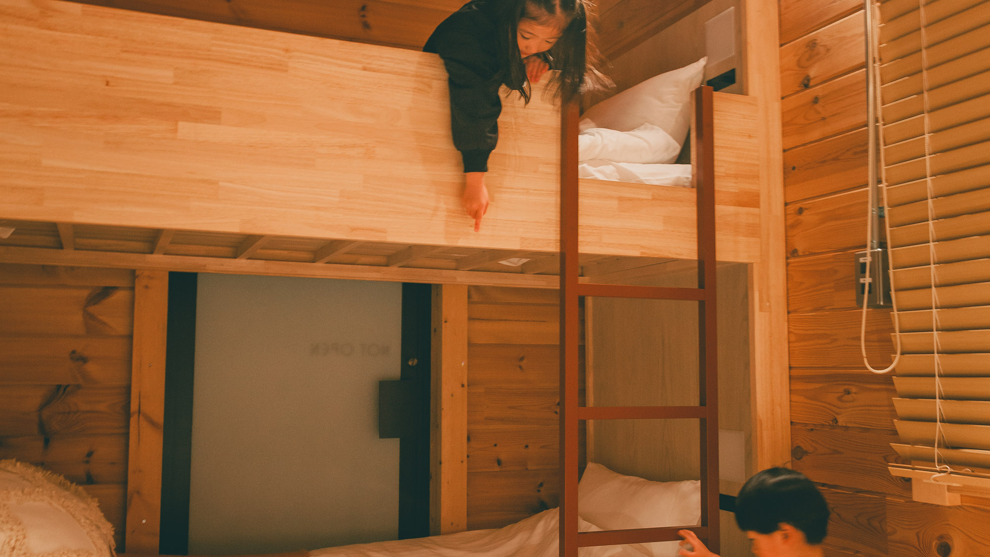 【4beds cabin】子どもも大喜びの2段ベッドで、童心に返るワクワク体験を。
