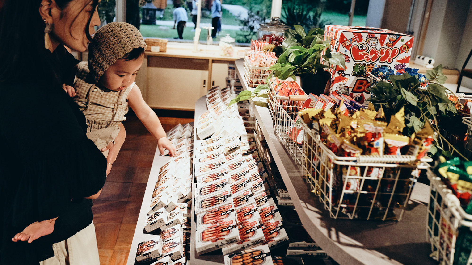 懐かしの駄菓子やおつまみがずらり。子どもも大人も夢中になる楽しさ。