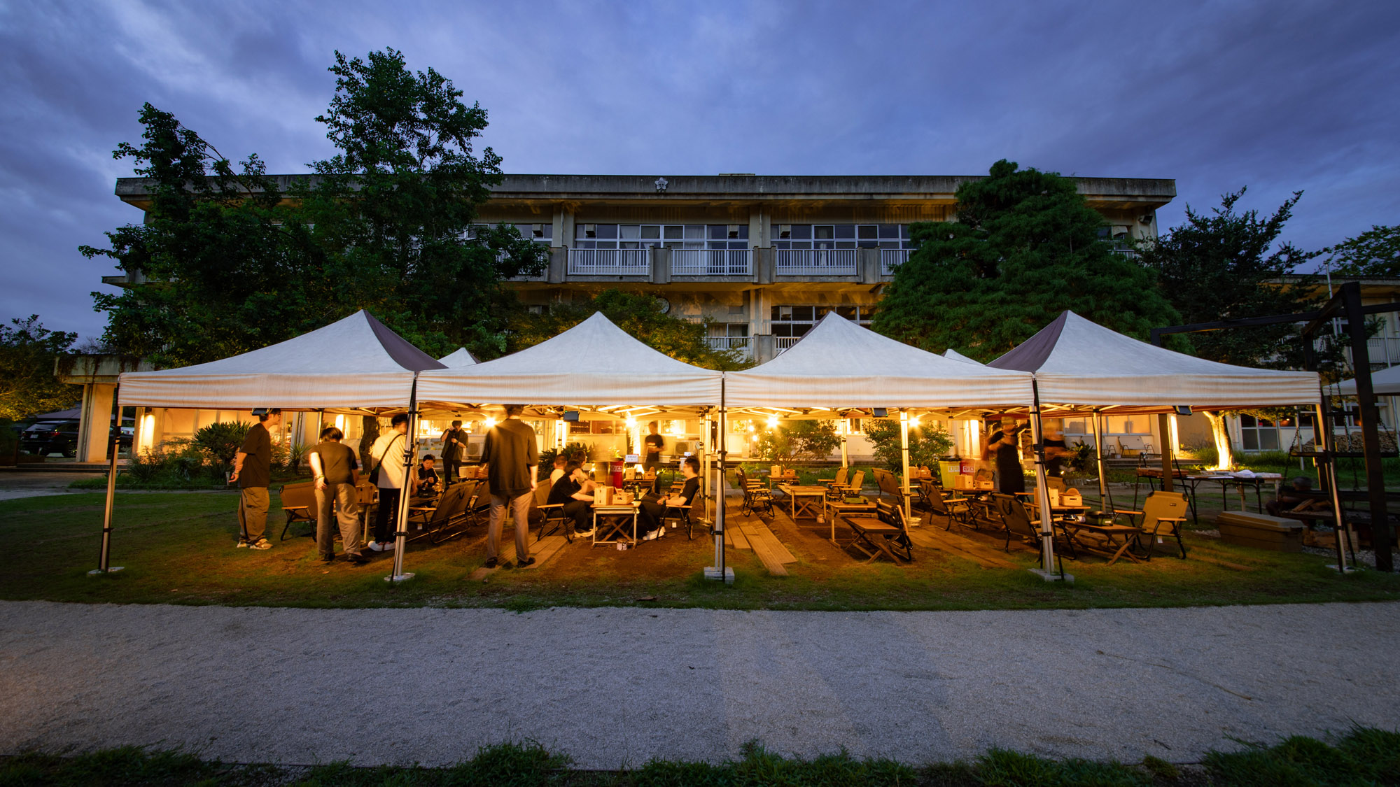 光に包まれたBBQエリア。夕暮れ時の幻想的な空間。