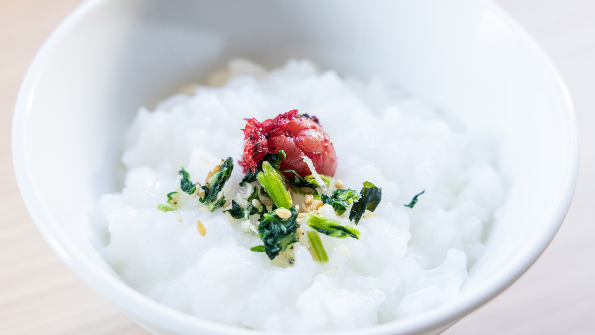 優しい味わいのおかゆに、彩り豊かな薬味を添えて。