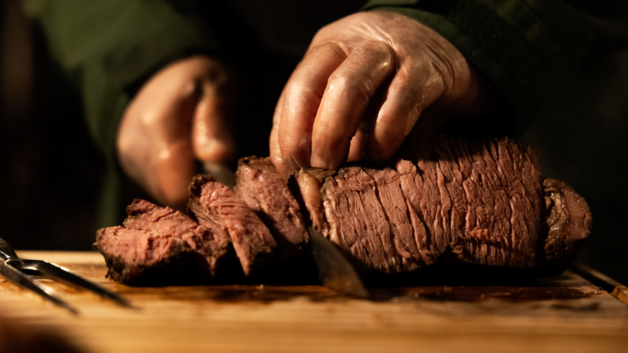 シェフが絶妙な焼き加減で仕上げる、肉厚ステーキのカットシーン。