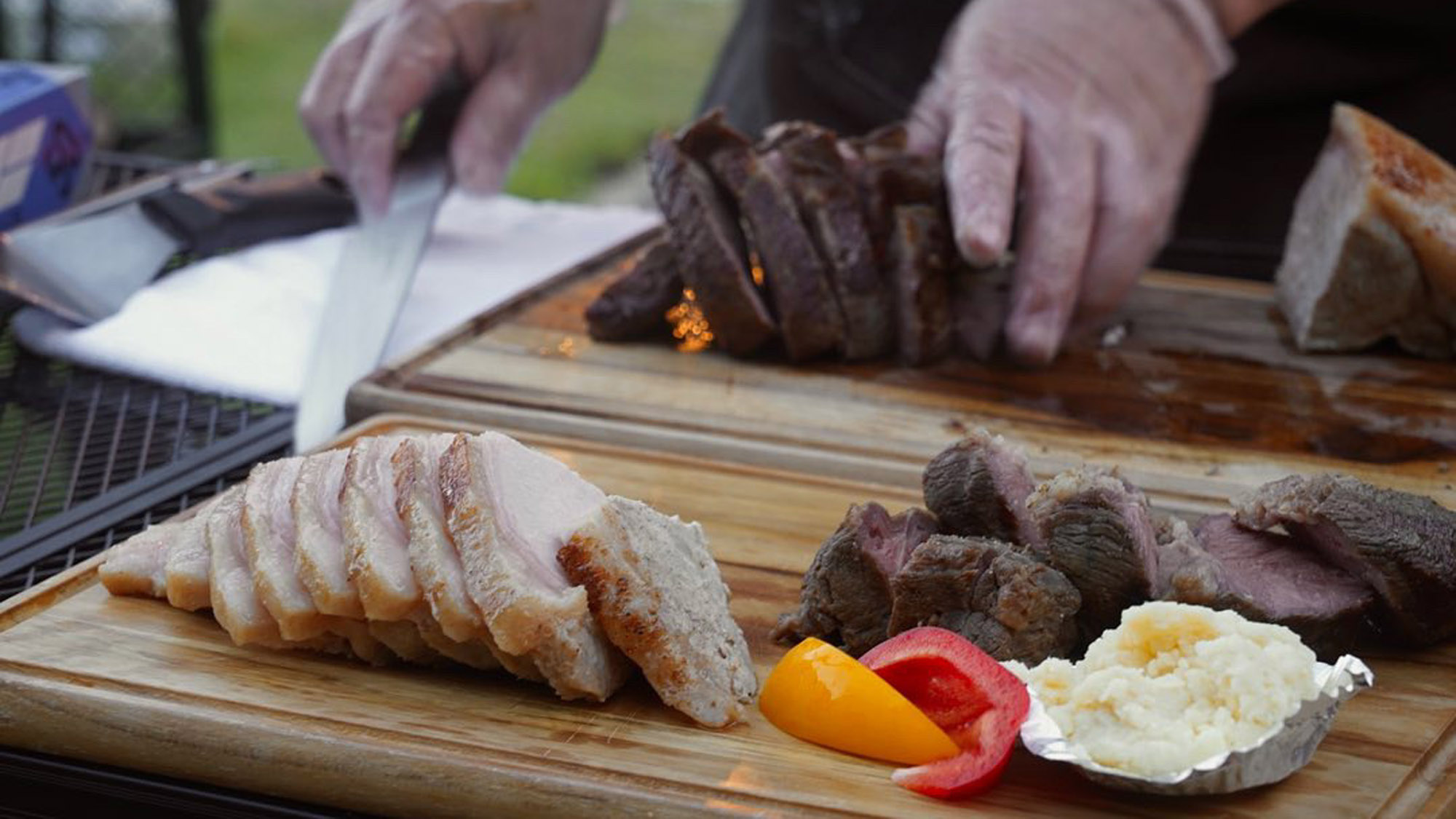 肉料理は、見た目も味わいも格別。