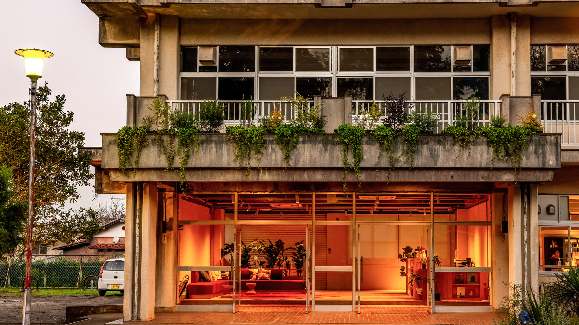 緑が彩る玄関ロビー。懐かしさとモダンさが心地よく溶け合います。