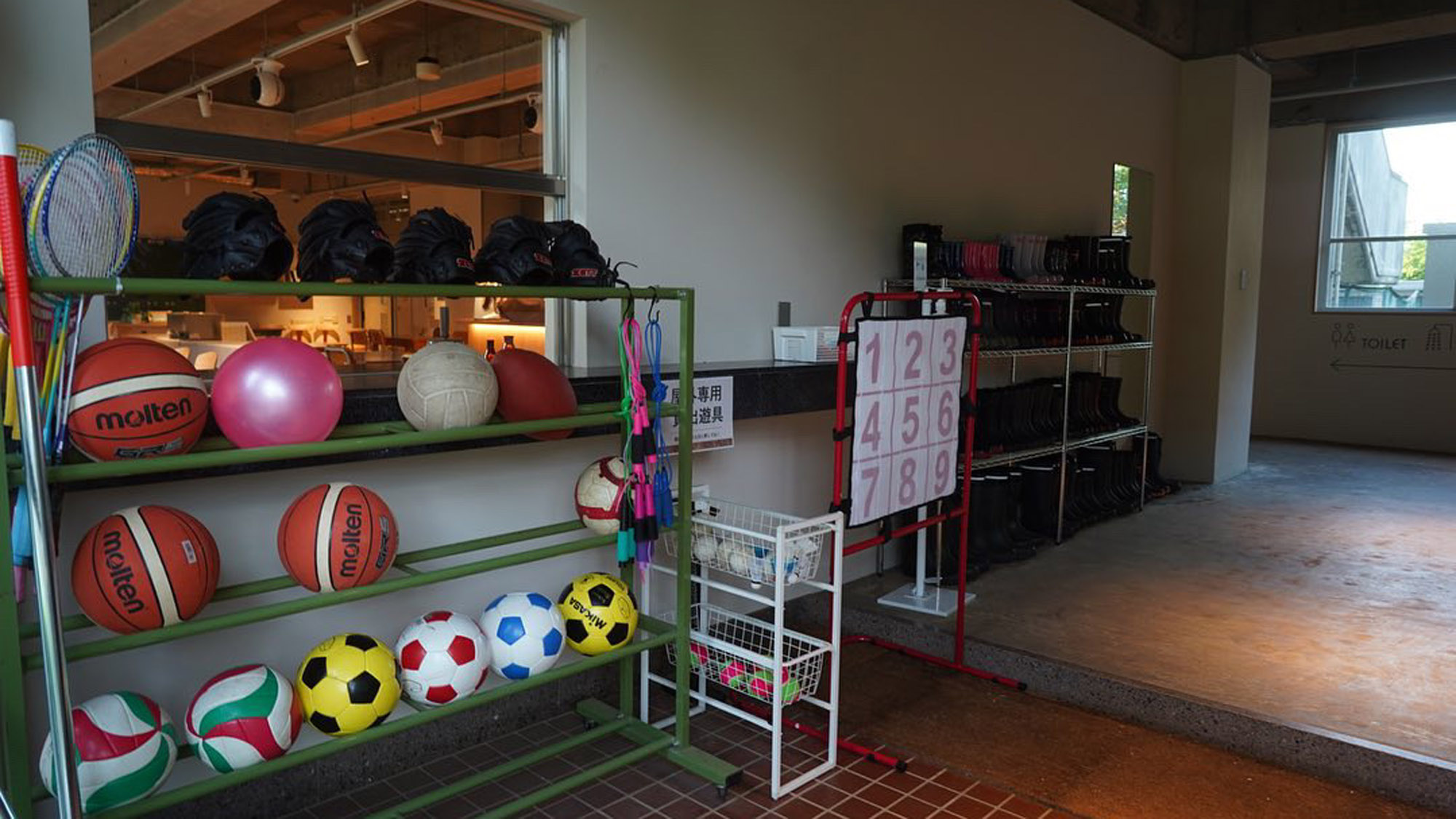 校庭で使える遊具がずらり。自由に使って童心に返るひとときを。