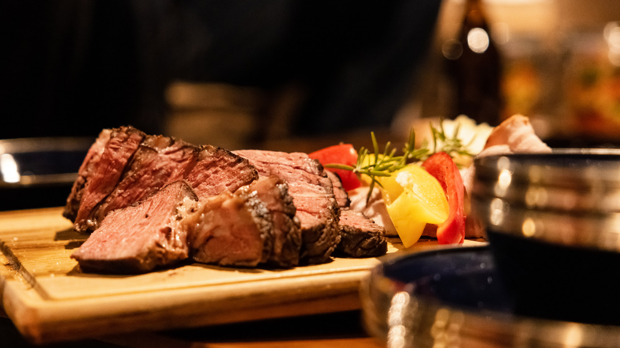 ジューシーに焼き上げたお肉と彩り野菜で楽しむ贅沢プレート。