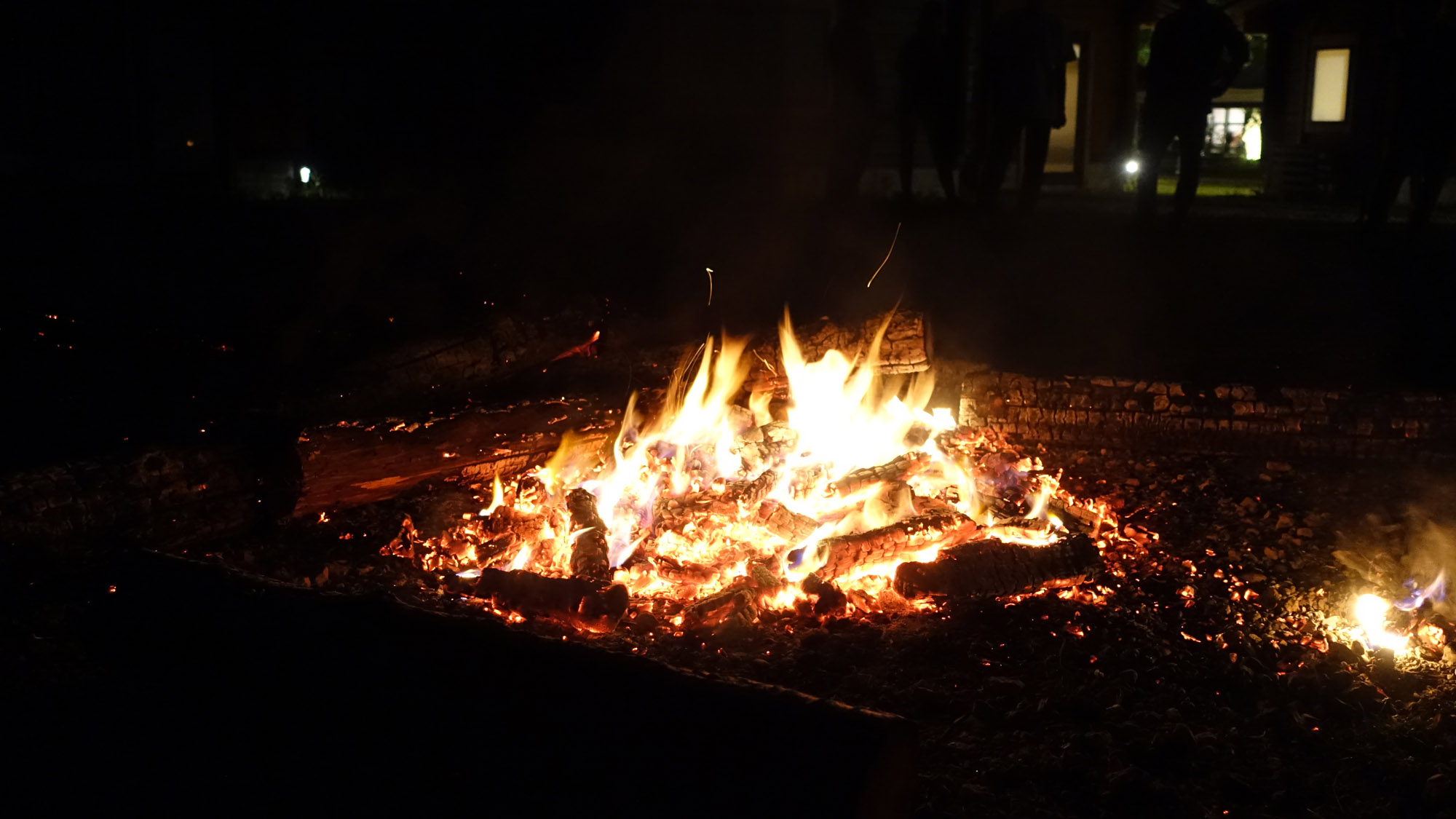 夜の焚き火を囲んで、静かに過ごす贅沢な時間。