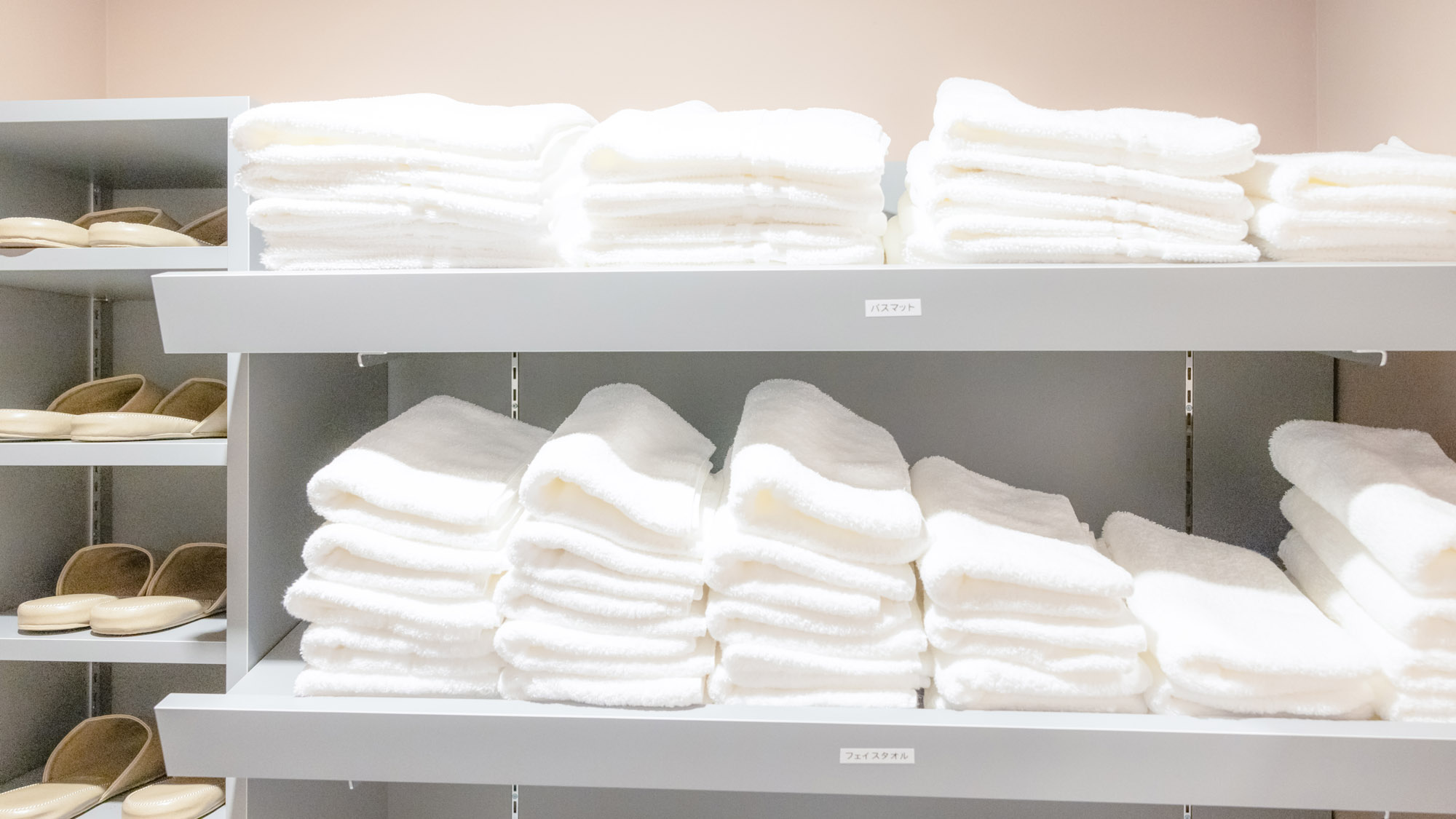 ふかふかのタオルとバスマットをたっぷりご用意。