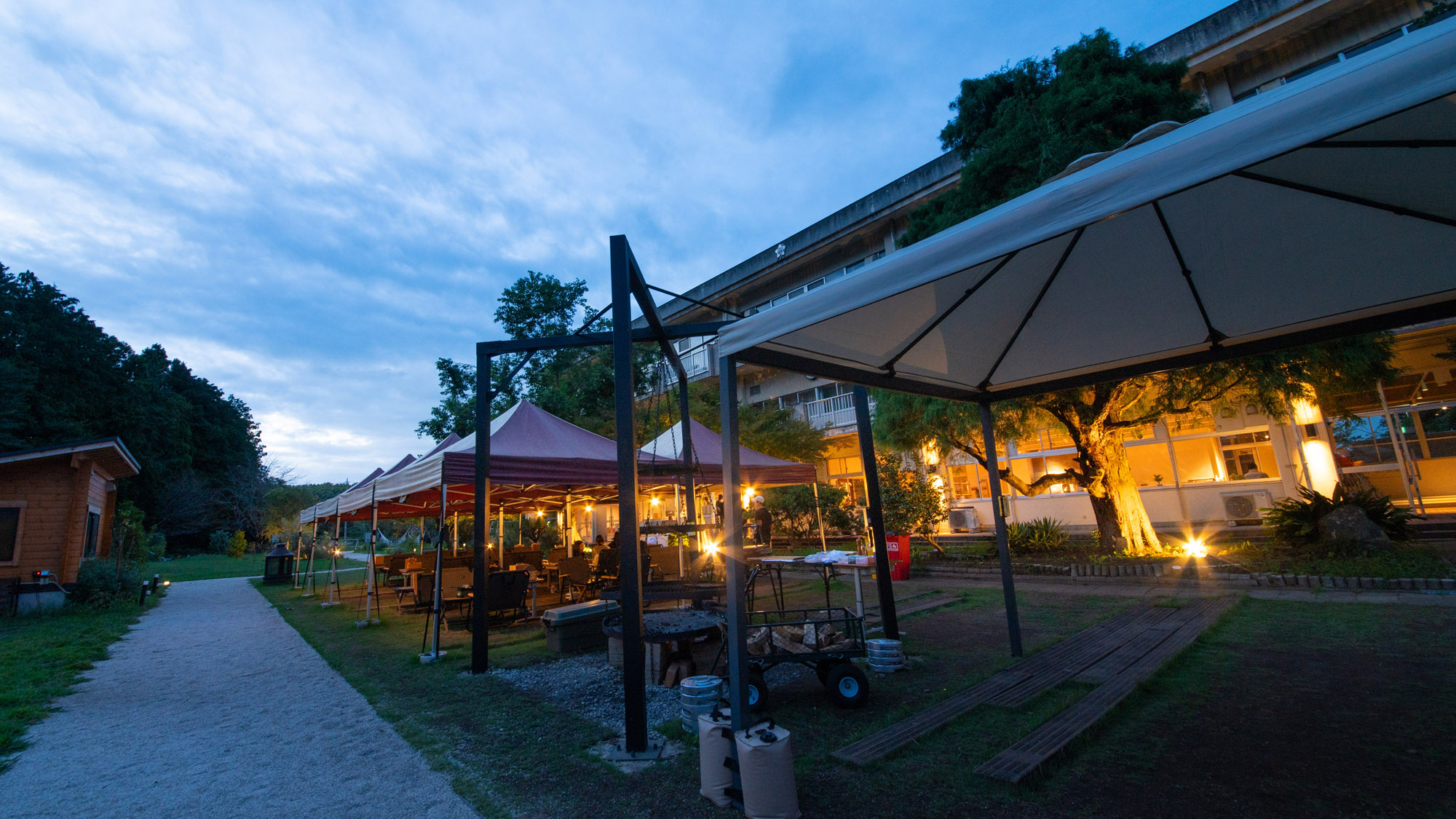 夕暮れのBBQサイトがやさしく灯り、心地よい時間が流れます。