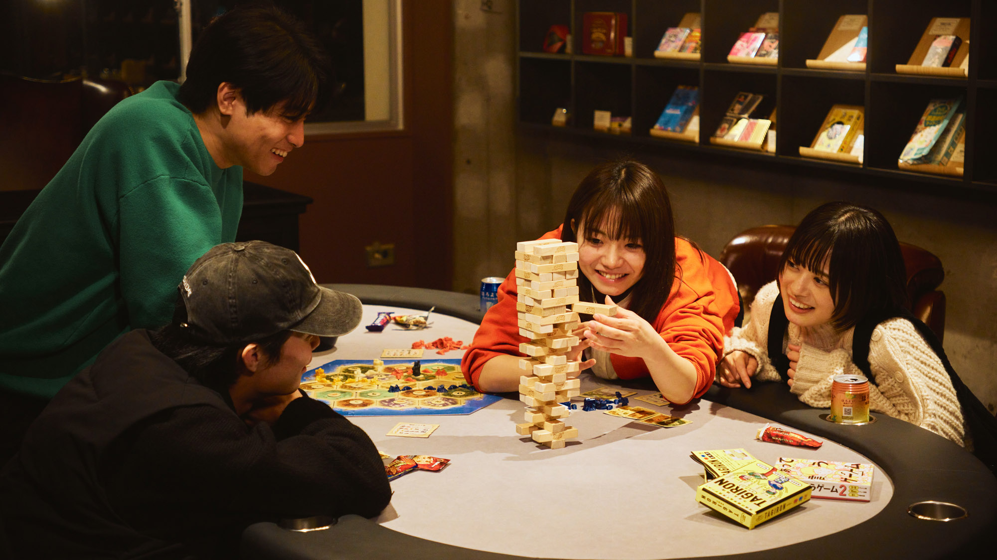 ボードゲームで大盛り上がり。仲間との笑い声があふれる夜。