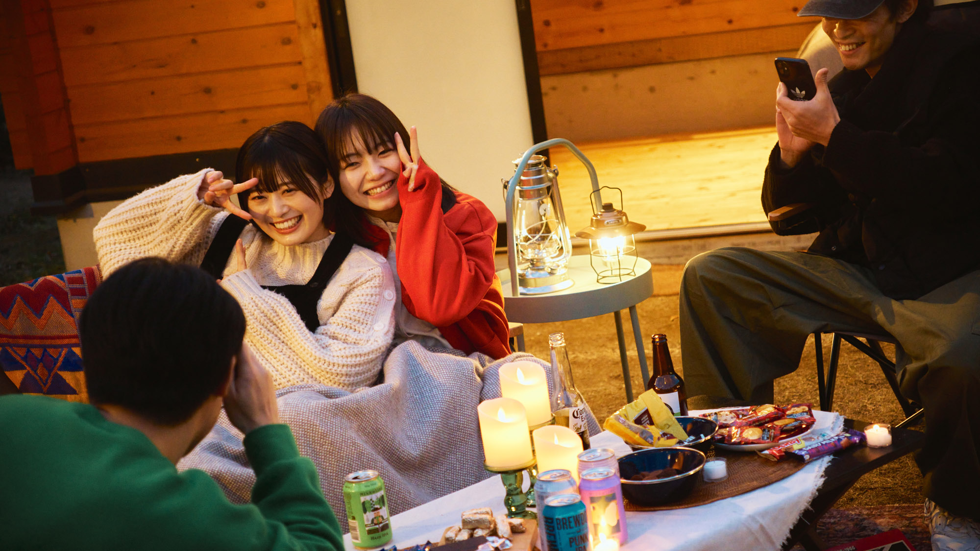 仲間と笑顔で記念撮影。忘れられない夜の思い出。