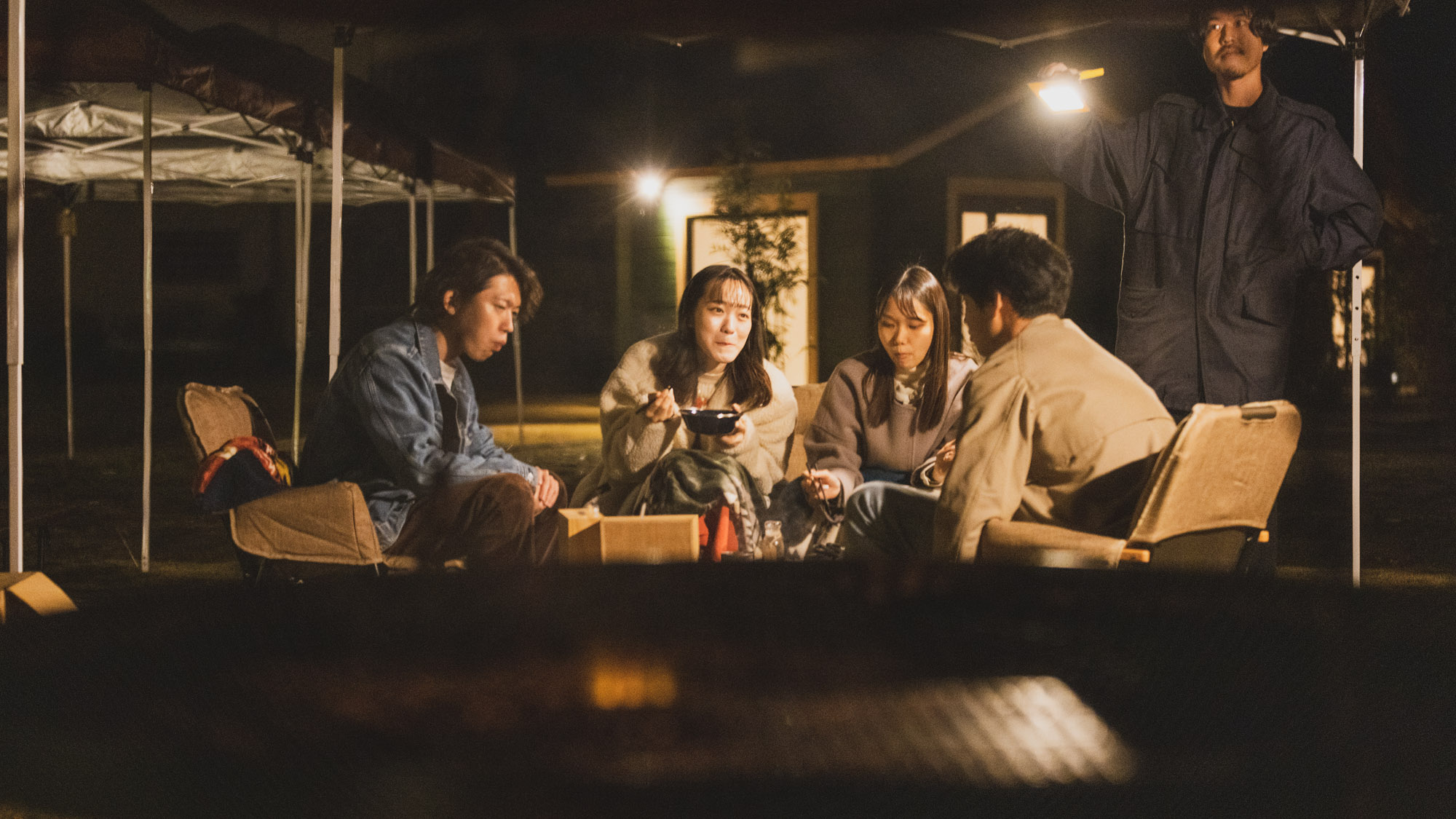 焚き火を囲んで語らう夜。仲間との距離がぐっと縮まります。