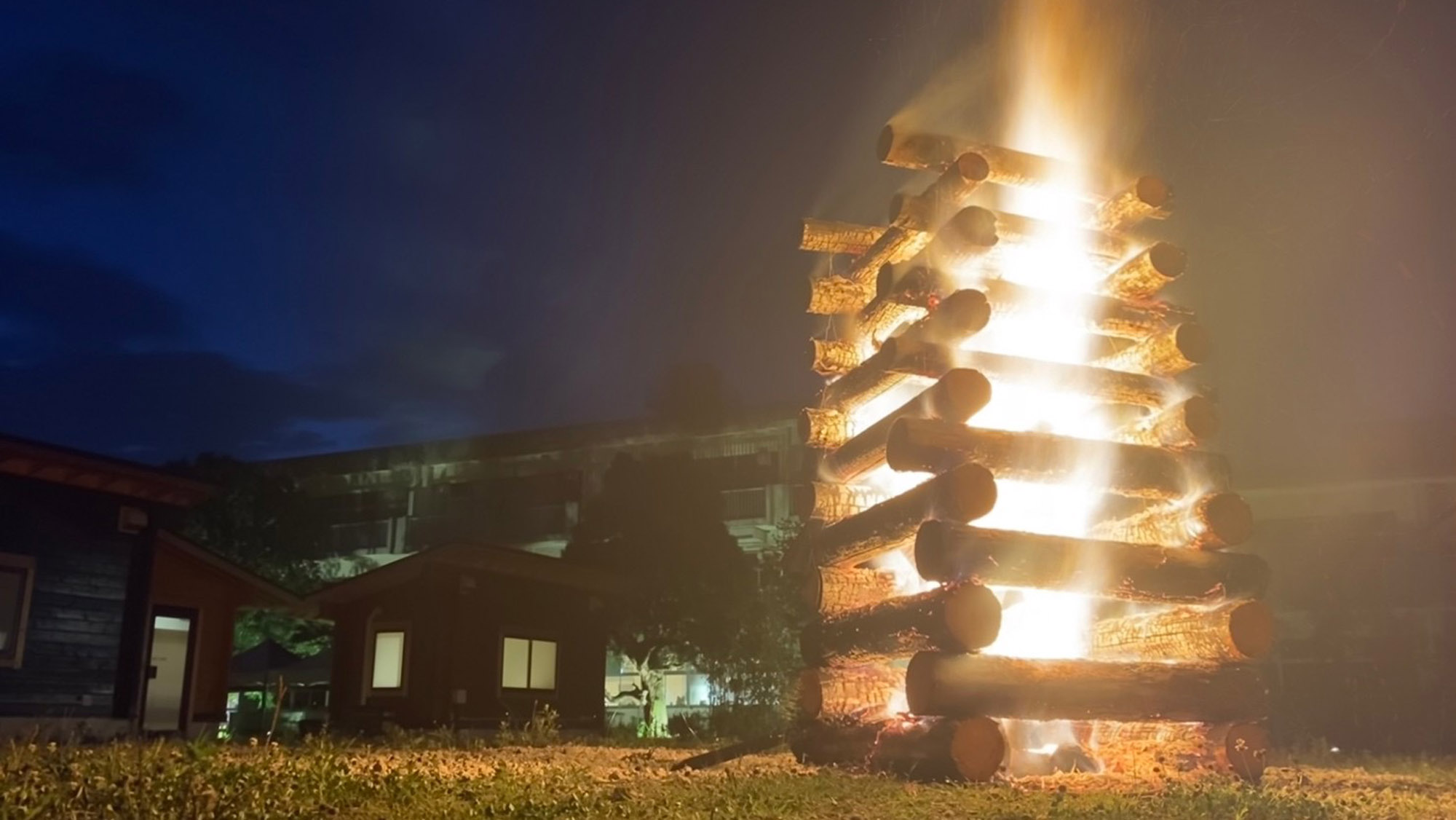 夜空を照らすキャンプファイヤー。心あたたまる体験を。