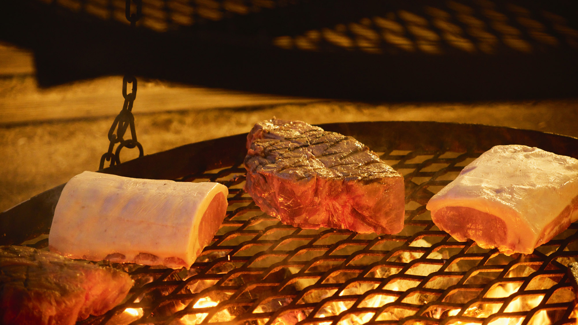 豪快に焼き上げる塊肉BBQ。香ばしい香りが食欲をそそります。