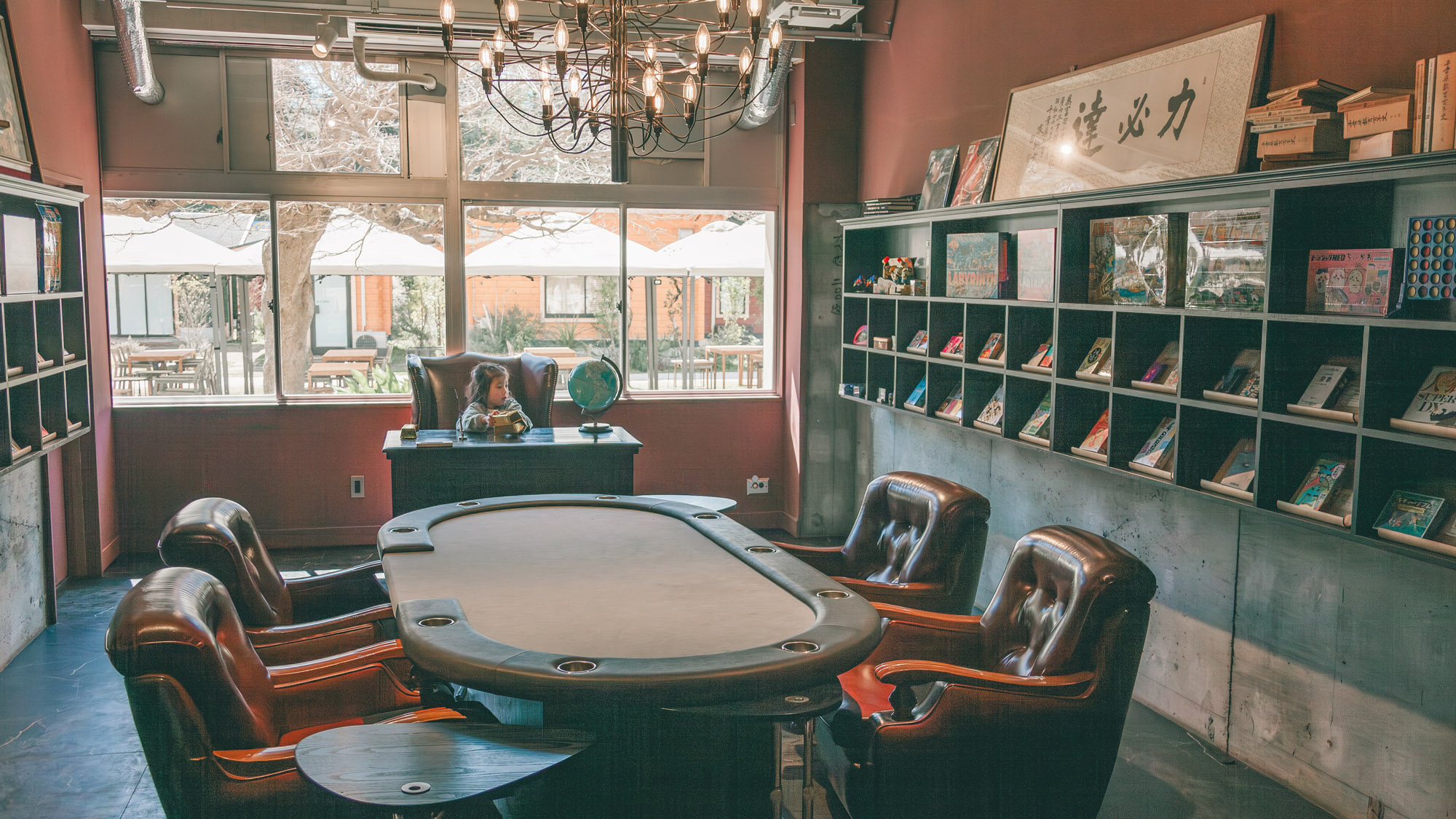 元・校長室が遊び心満載のプレイルームに。100種類以上のボードゲームで大人も子どもも夢中に。