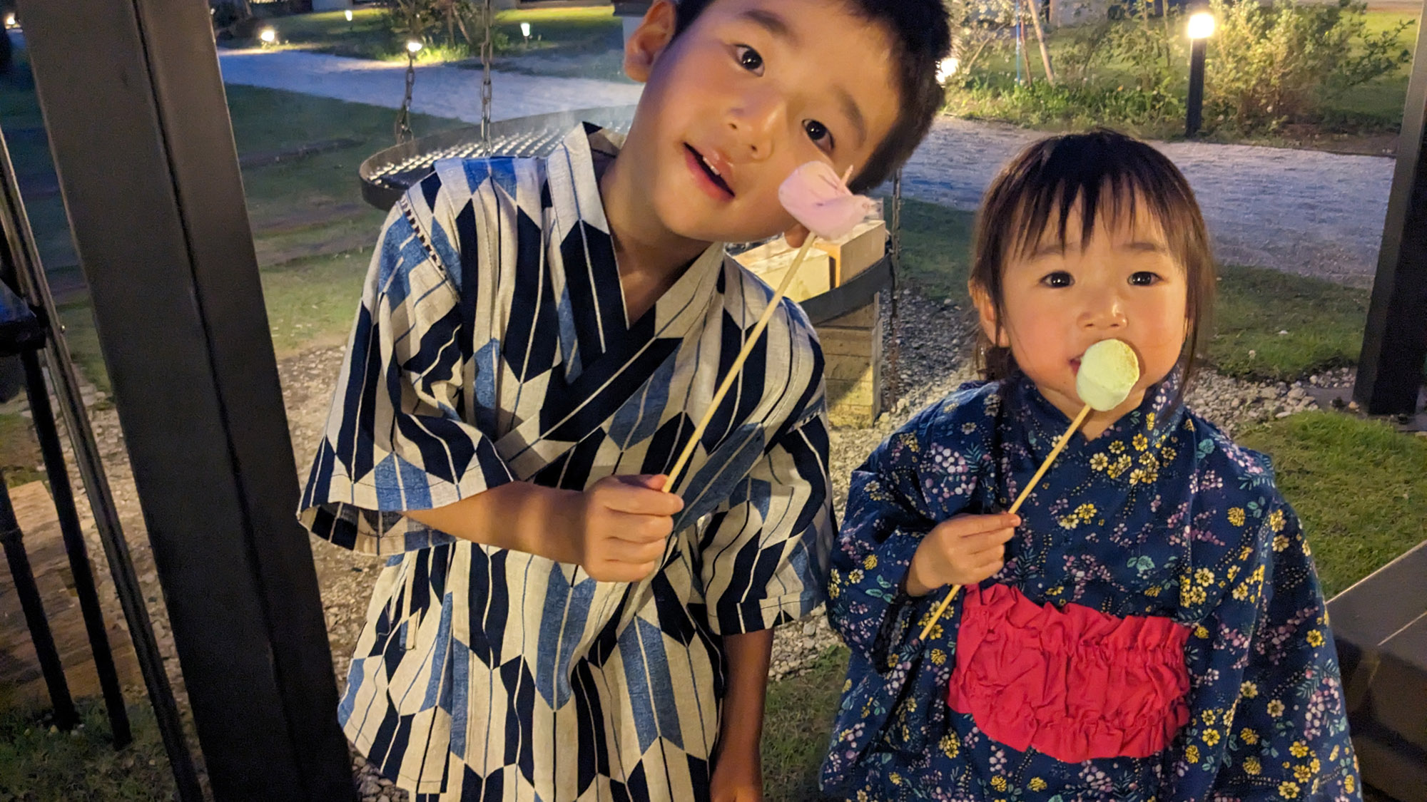 浴衣姿で焼きマシュマロ。笑顔あふれる夜のひととき。