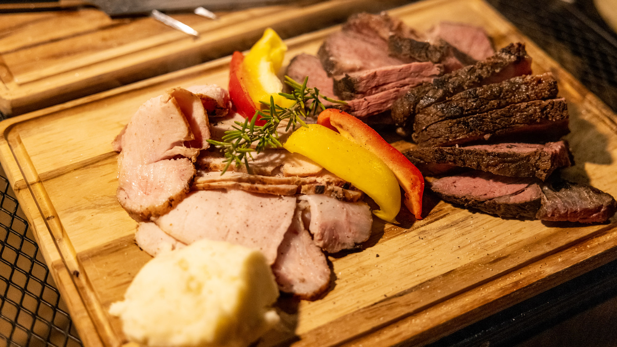 肉の旨みを存分に引き出した盛り合わせで、アウトドアディナーを満喫。