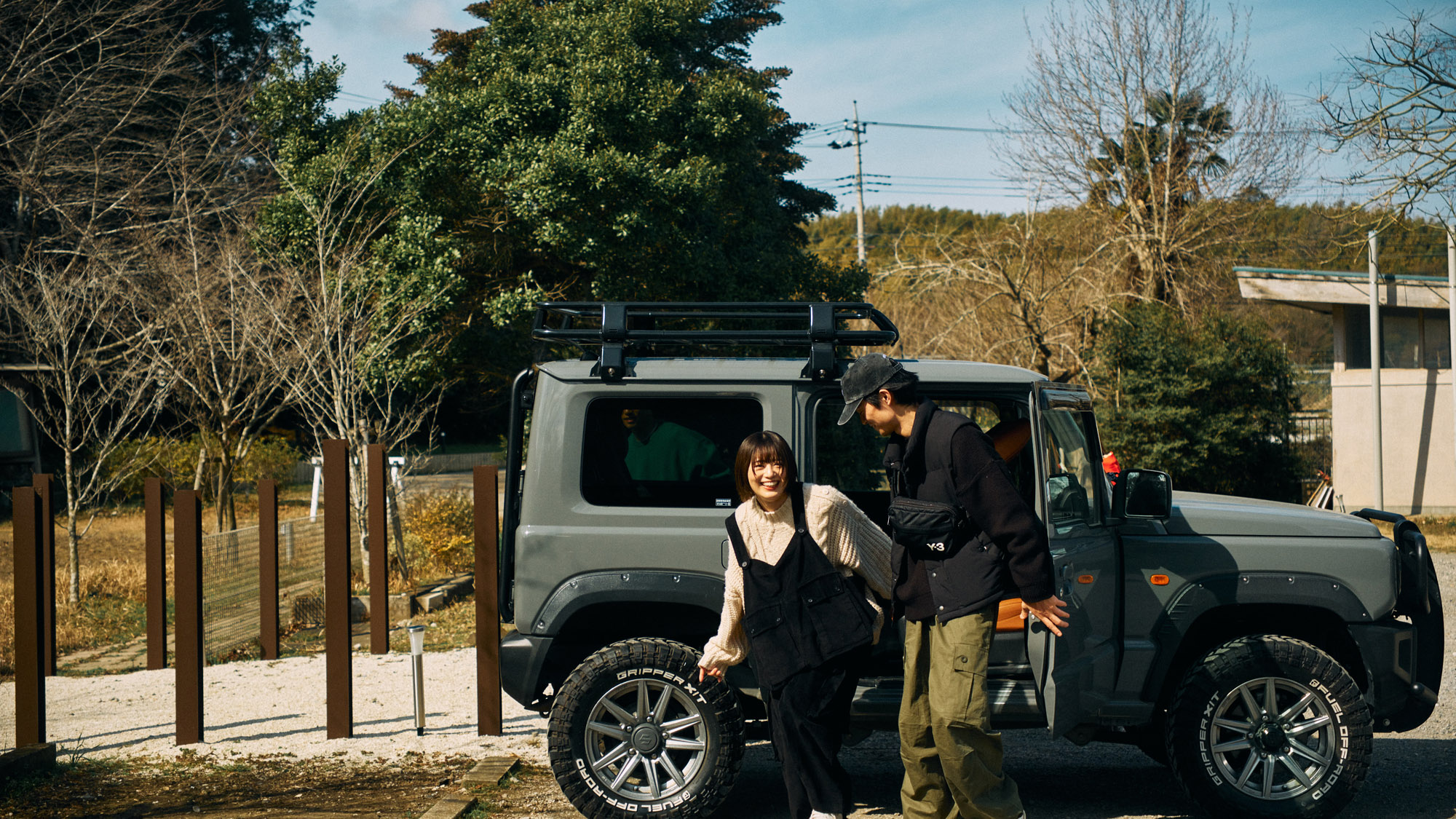 車から降り立ち、冒険のはじまり。ワクワク感が広がります。