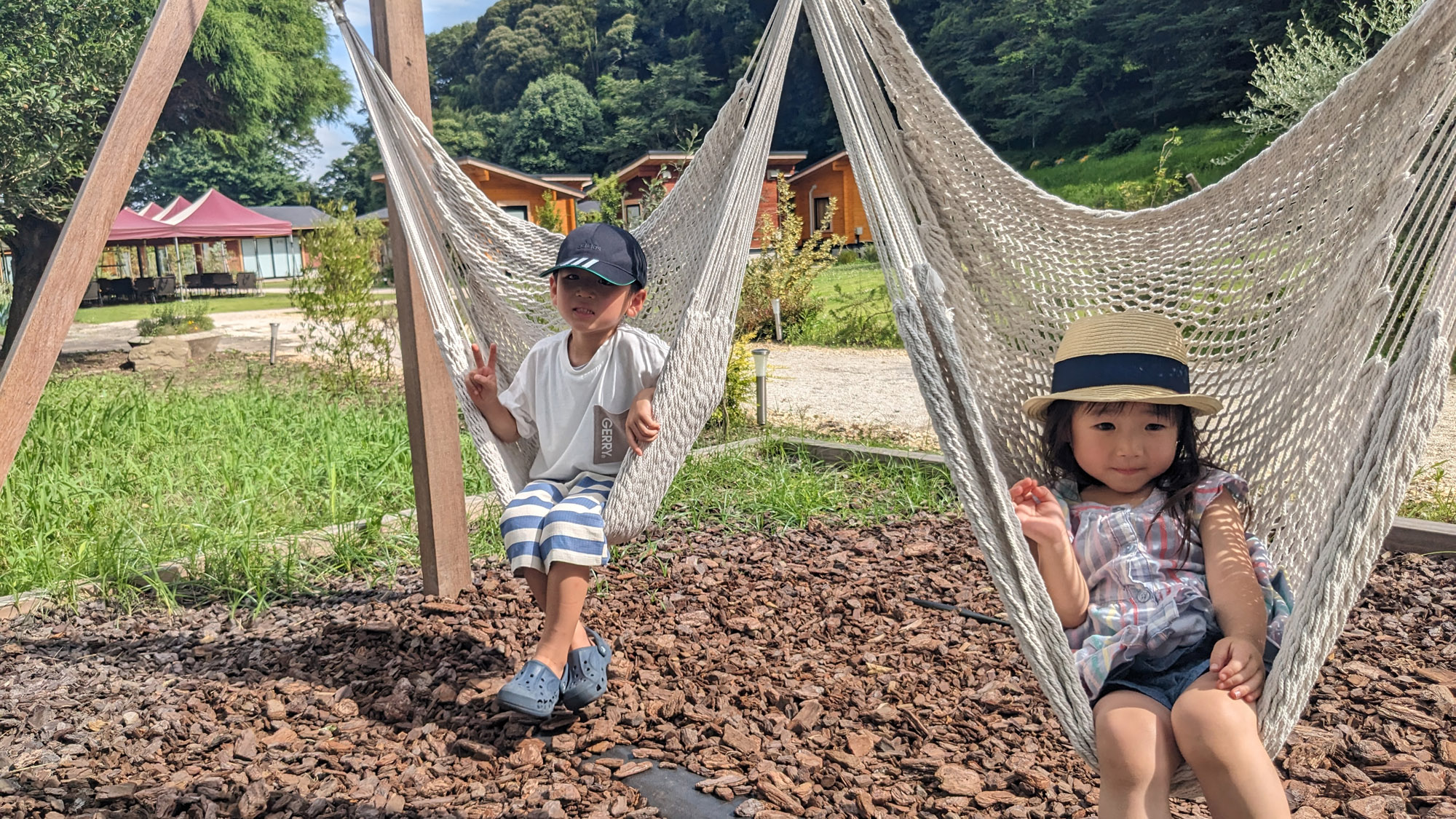 ハンモックでゆらゆら。青空の下でくつろぐひととき。