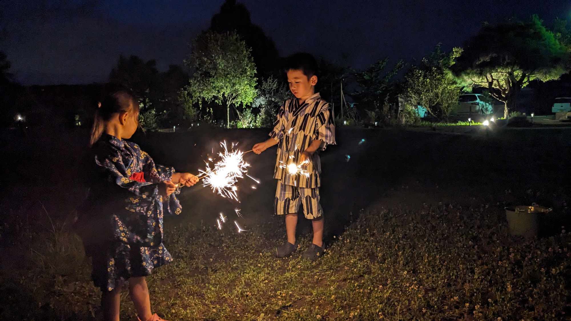 花火の灯りに包まれて、夏の夜を楽しむ子どもたち。