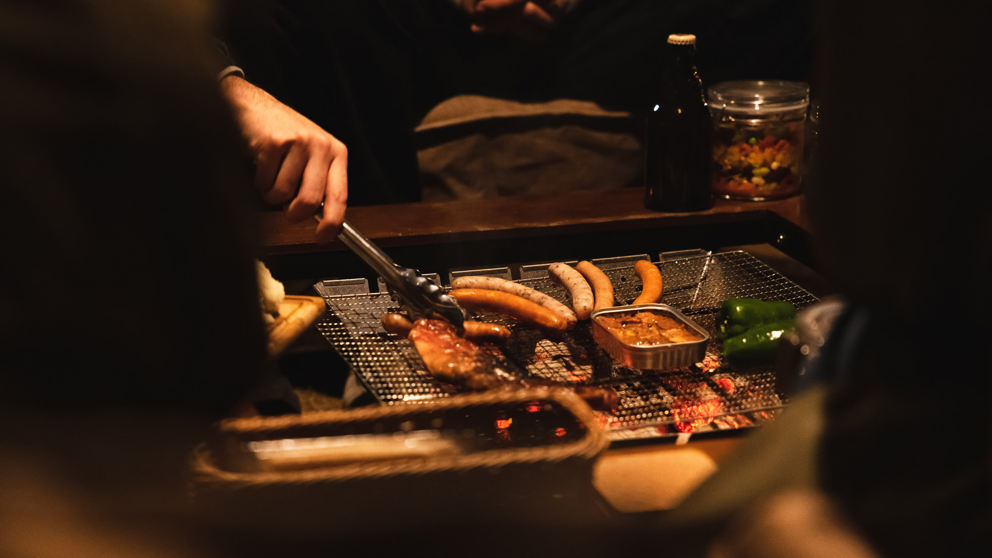 炭火の香ばしい香りに包まれて、焼きたてを味わう至福の時間。