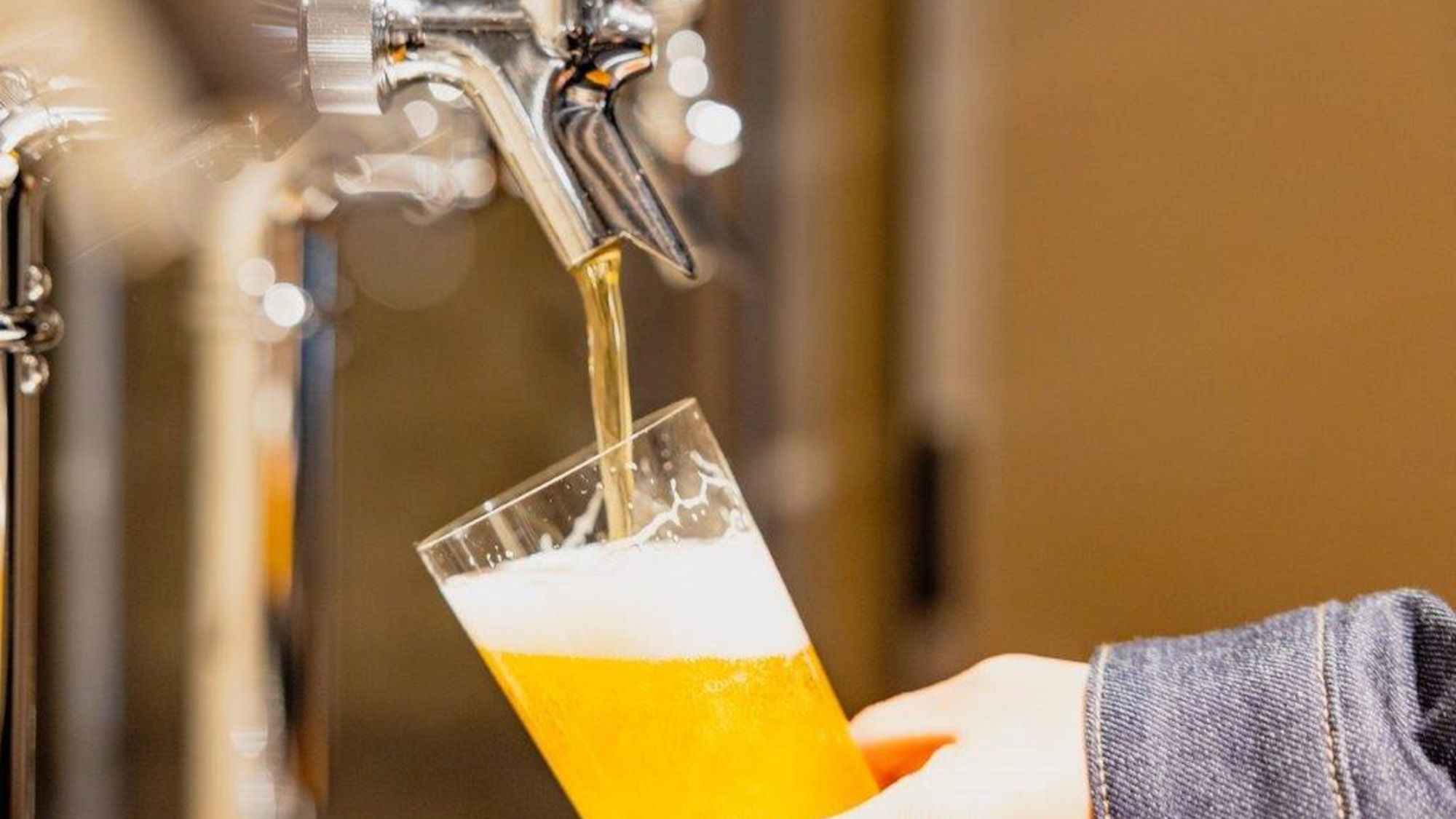 キンキンに冷えた生ビールを自分で注ぐ、至福のひととき。