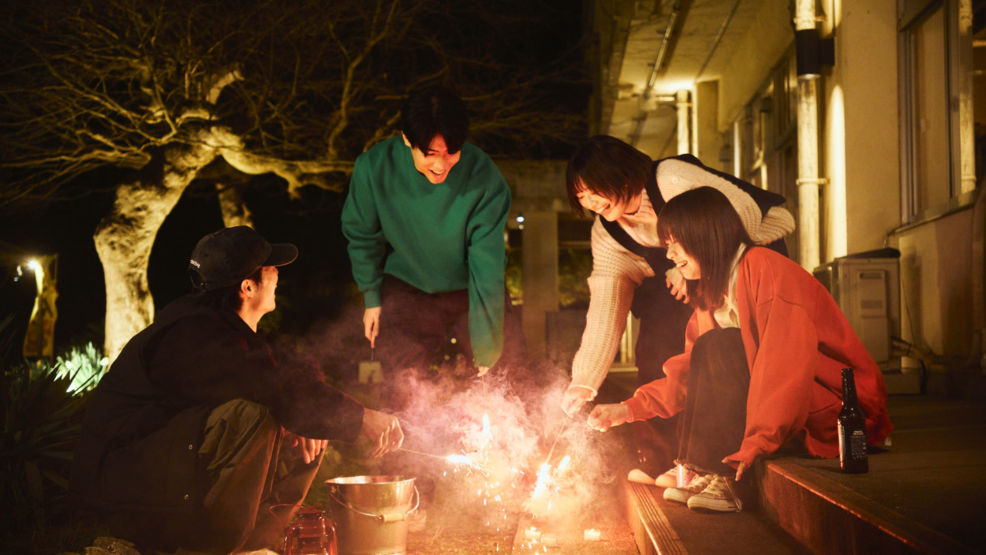 夜の花火を囲んで、仲間と笑顔の時間を。