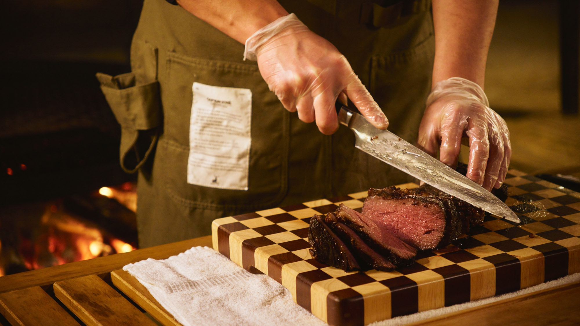 ジューシーな塊肉をシェフがカット。特別感あふれるBBQ体験。