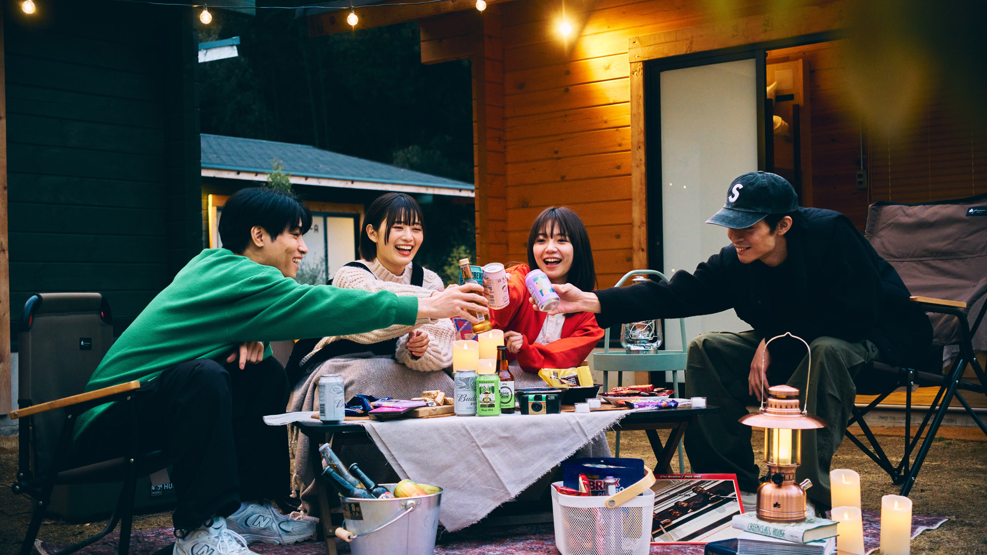 仲間と囲む夕食は、笑顔あふれるETOWA時間。