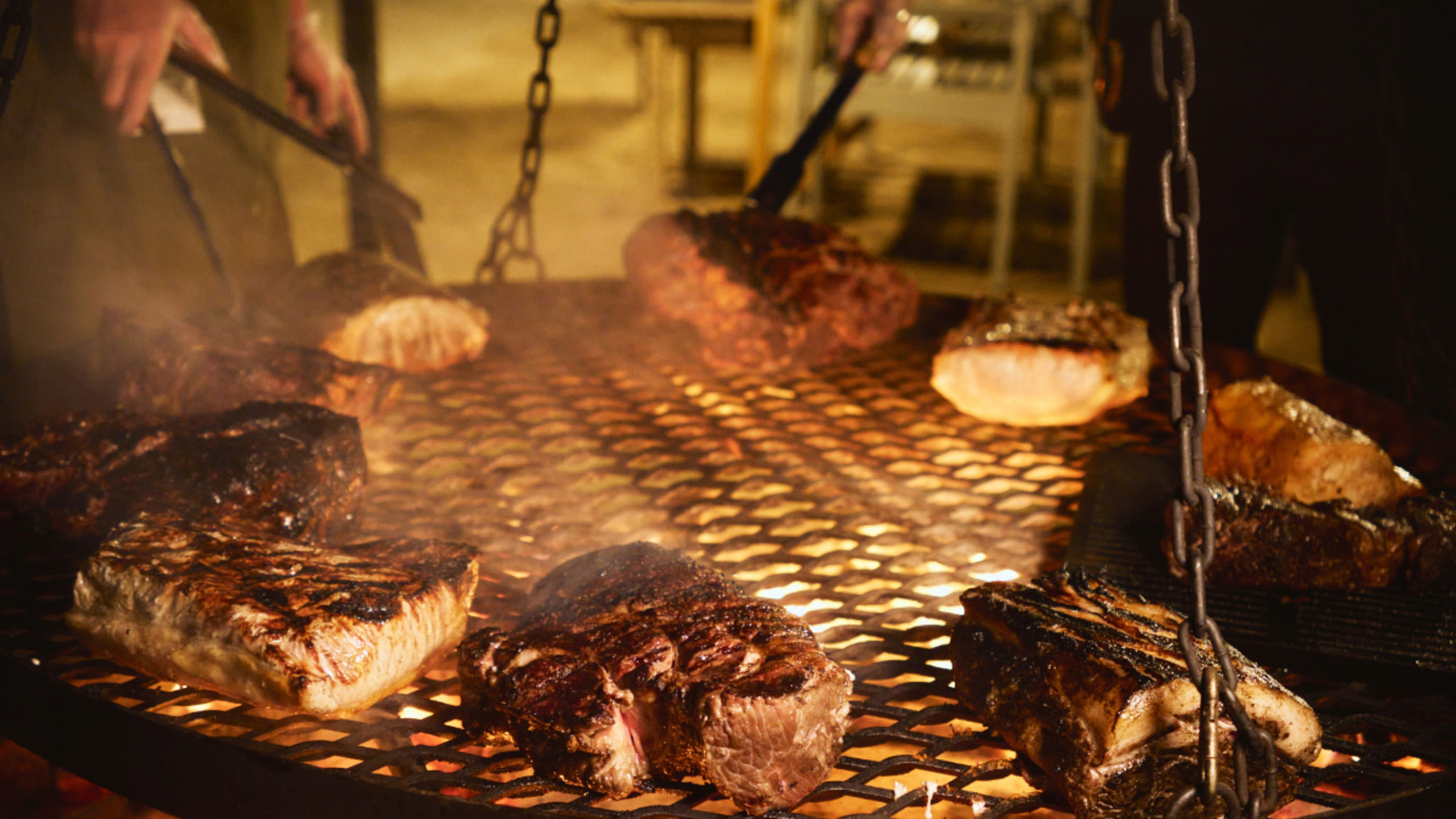 シェフが目の前で焼き上げるBBQは、ライブ感たっぷりで大人気。