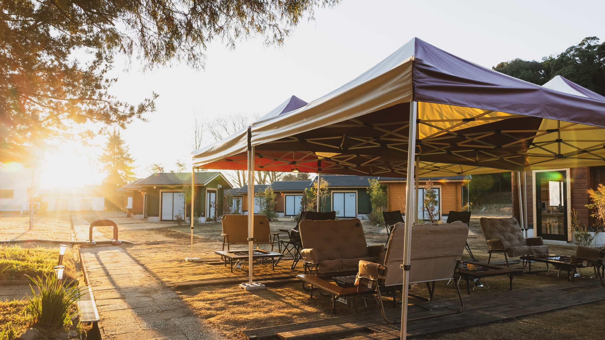 夕陽が差し込むテラス席。ゆったりとした時間が流れます。