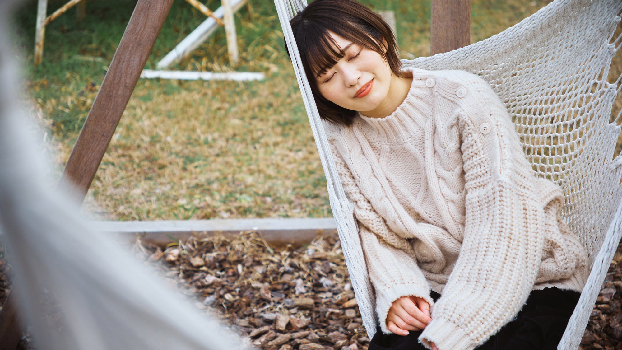 ハンモックでまったり。自然の中で癒やされる時間。