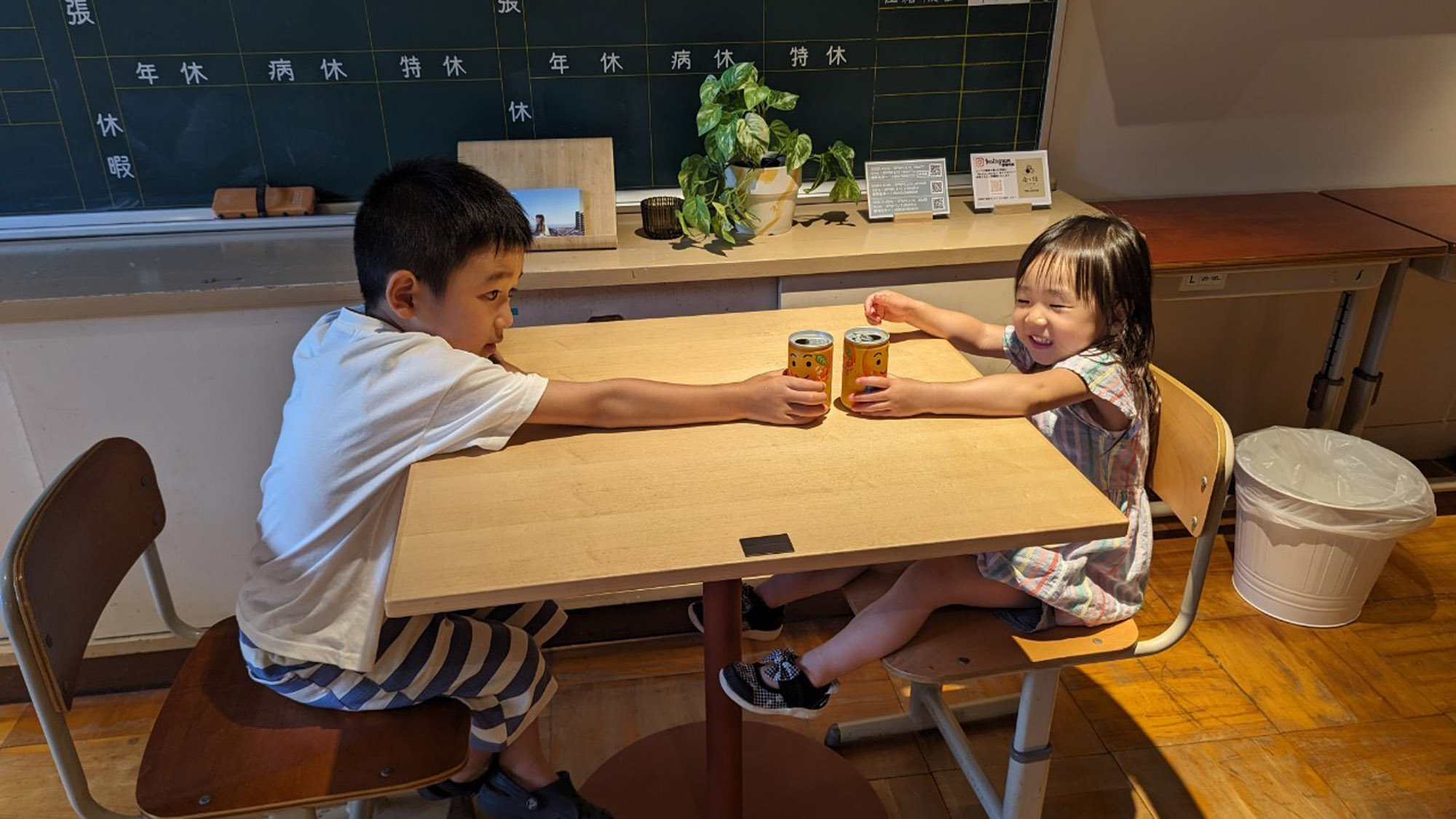 学校机でかんぱい！ノスタルジックな空間で家族の特別な時間。