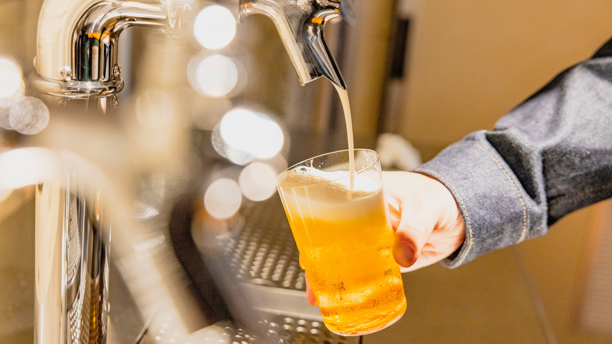 生ビールを自分で注ぐ特別感。乾杯の時間がもっと楽しくなる。