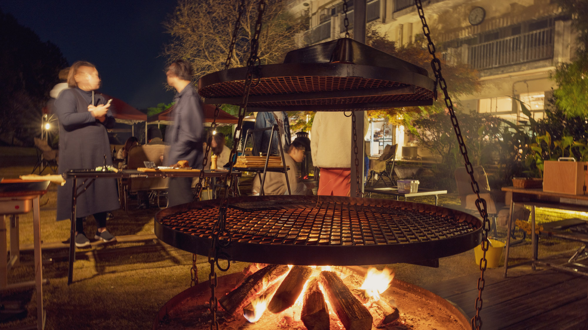 ゆらめく炎と薪の香り。心まで温まるひととき。