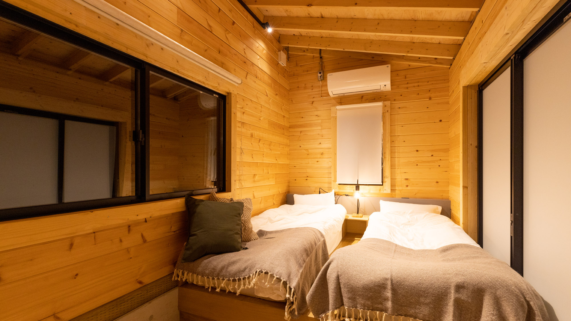 【4beds cabin】ゆったりとくつろげるベッドスペース。家族や仲間と語らう夜にぴったり。